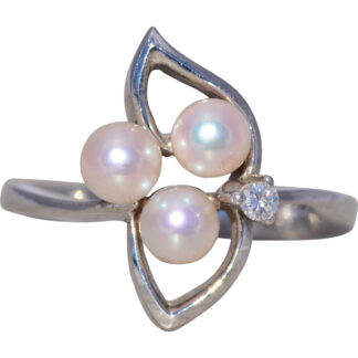 The Luminous Trio: Pearl and Natural Diamond Ring in White Gold