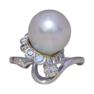 The Hollywood Glamour: Pearl and Diamond Ring in Platinum