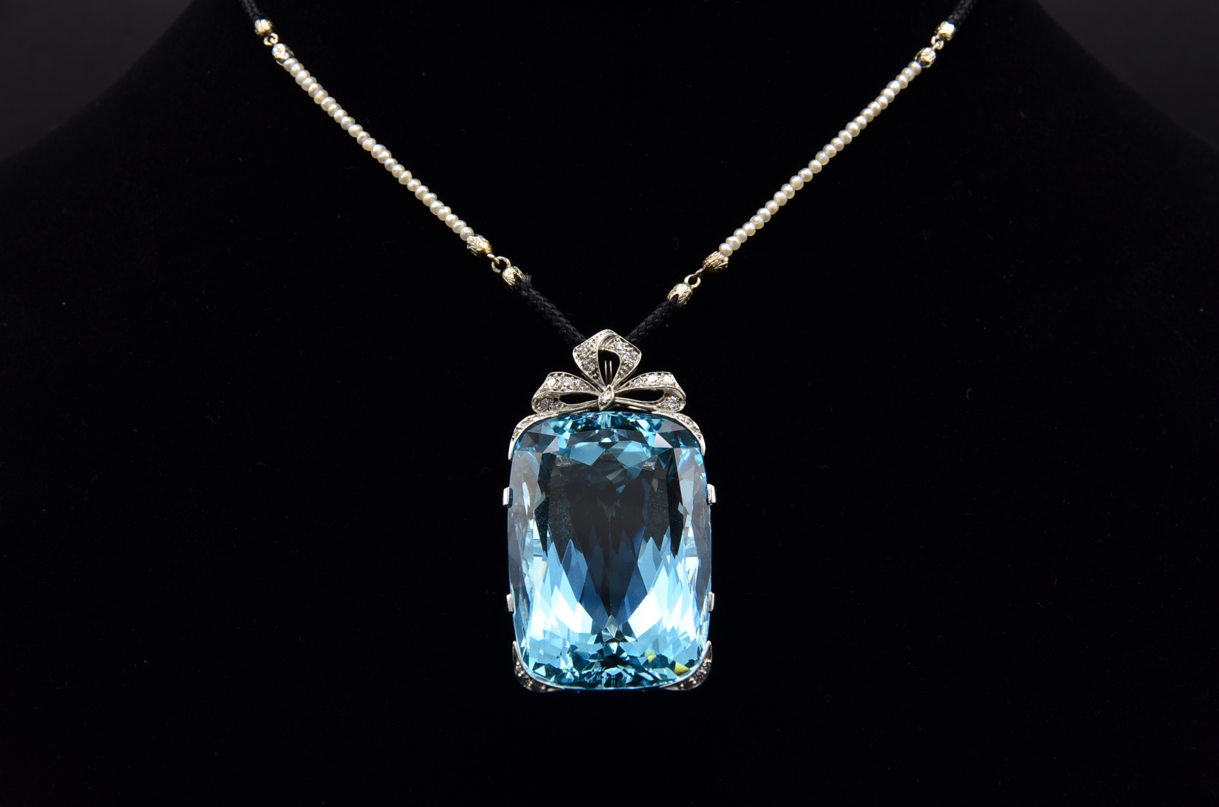 The Evianna: 100 Carat Santa Maria Aquamarine Edwardian Pendant in Platinum - Image 3