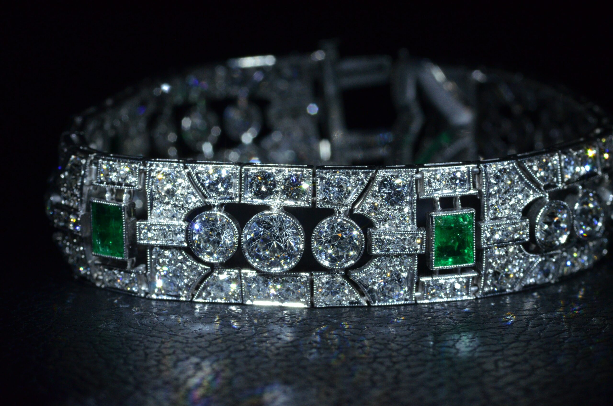 The Daphne: Platinum Art Deco Emerald and Diamonds Bracelet with Colombian Emeralds - Image 2