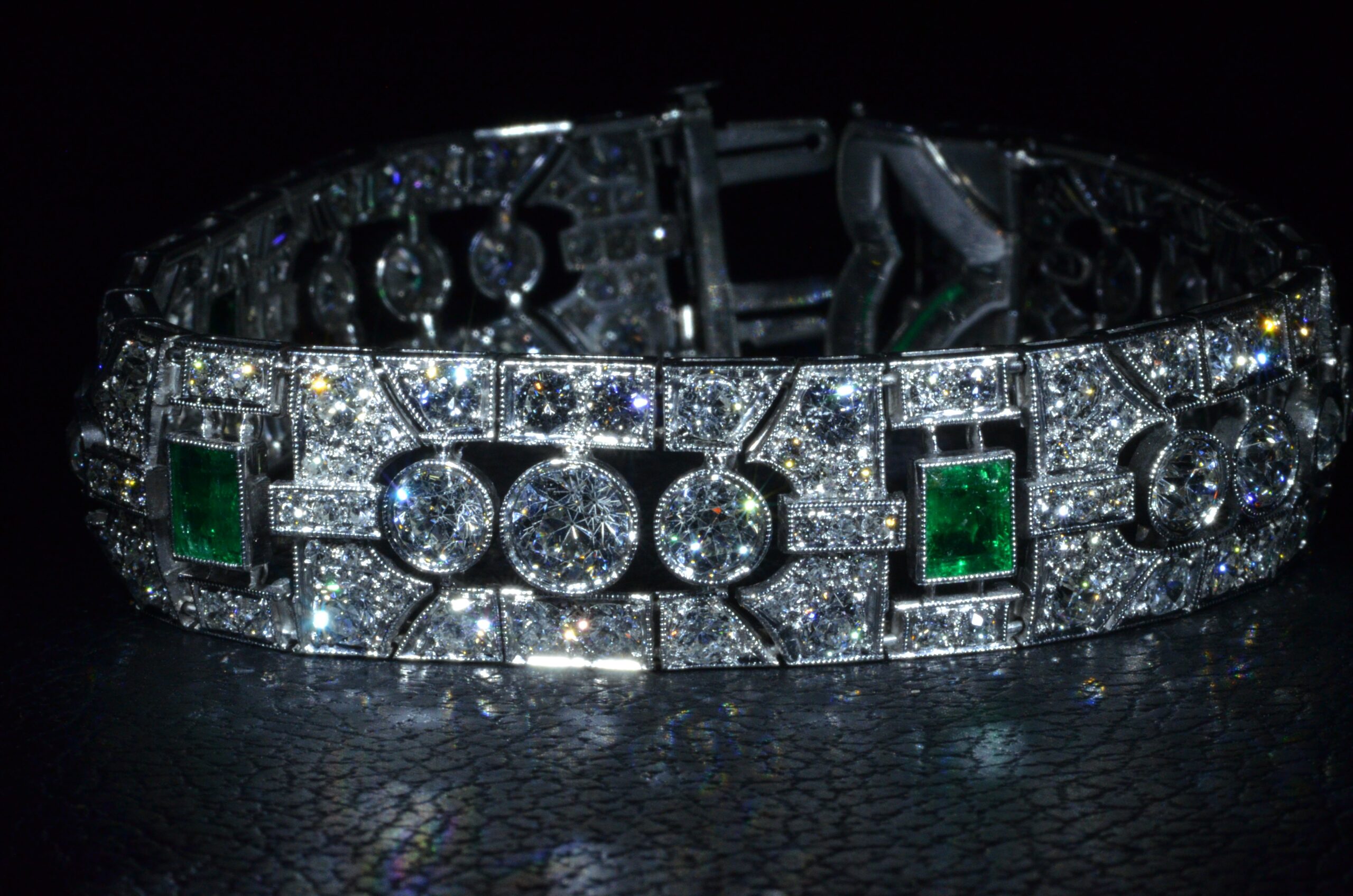 The Daphne: Platinum Art Deco Emerald and Diamonds Bracelet with Colombian Emeralds - Image 3