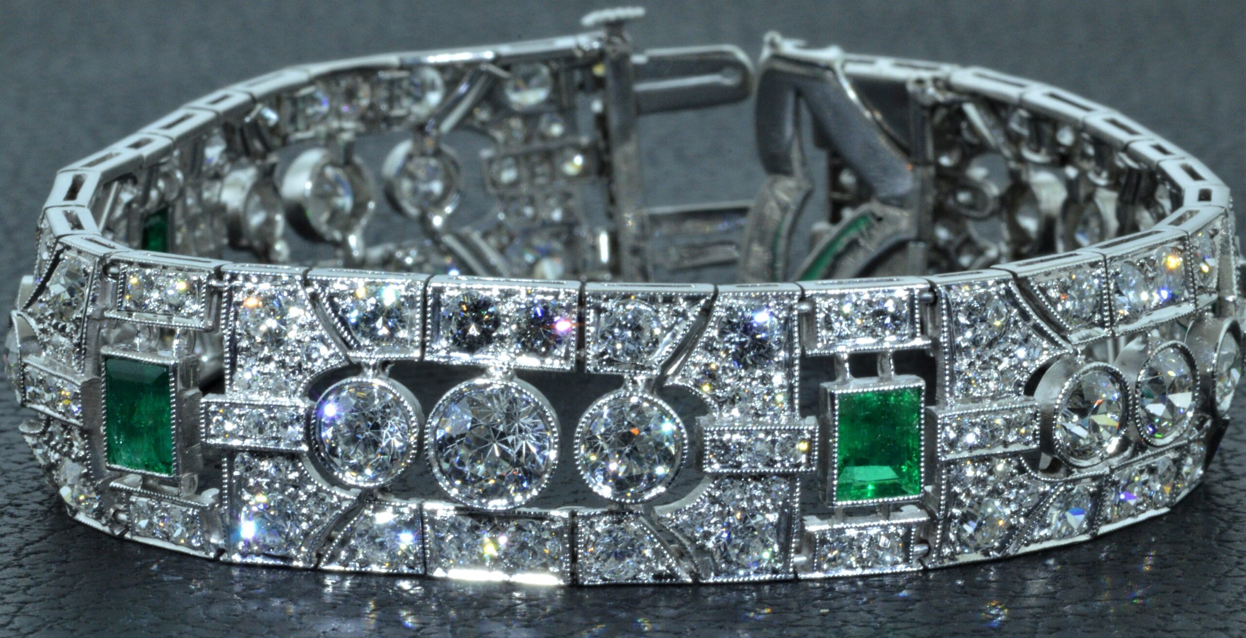 The Daphne: Platinum Art Deco Emerald and Diamonds Bracelet with Colombian Emeralds - Image 4