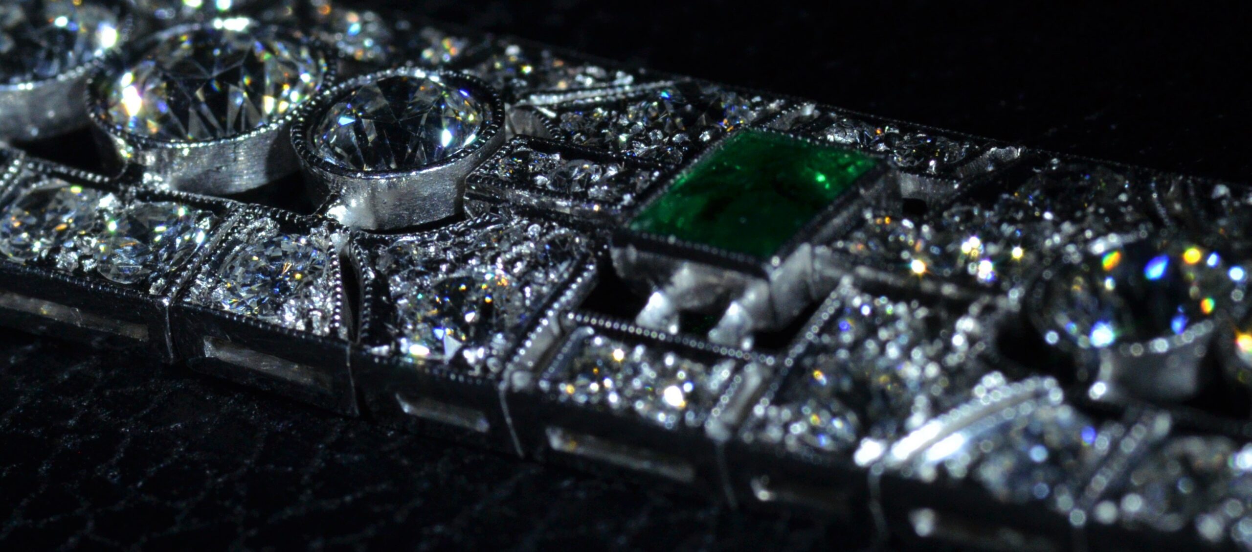 The Daphne: Platinum Art Deco Emerald and Diamonds Bracelet with Colombian Emeralds - Image 5