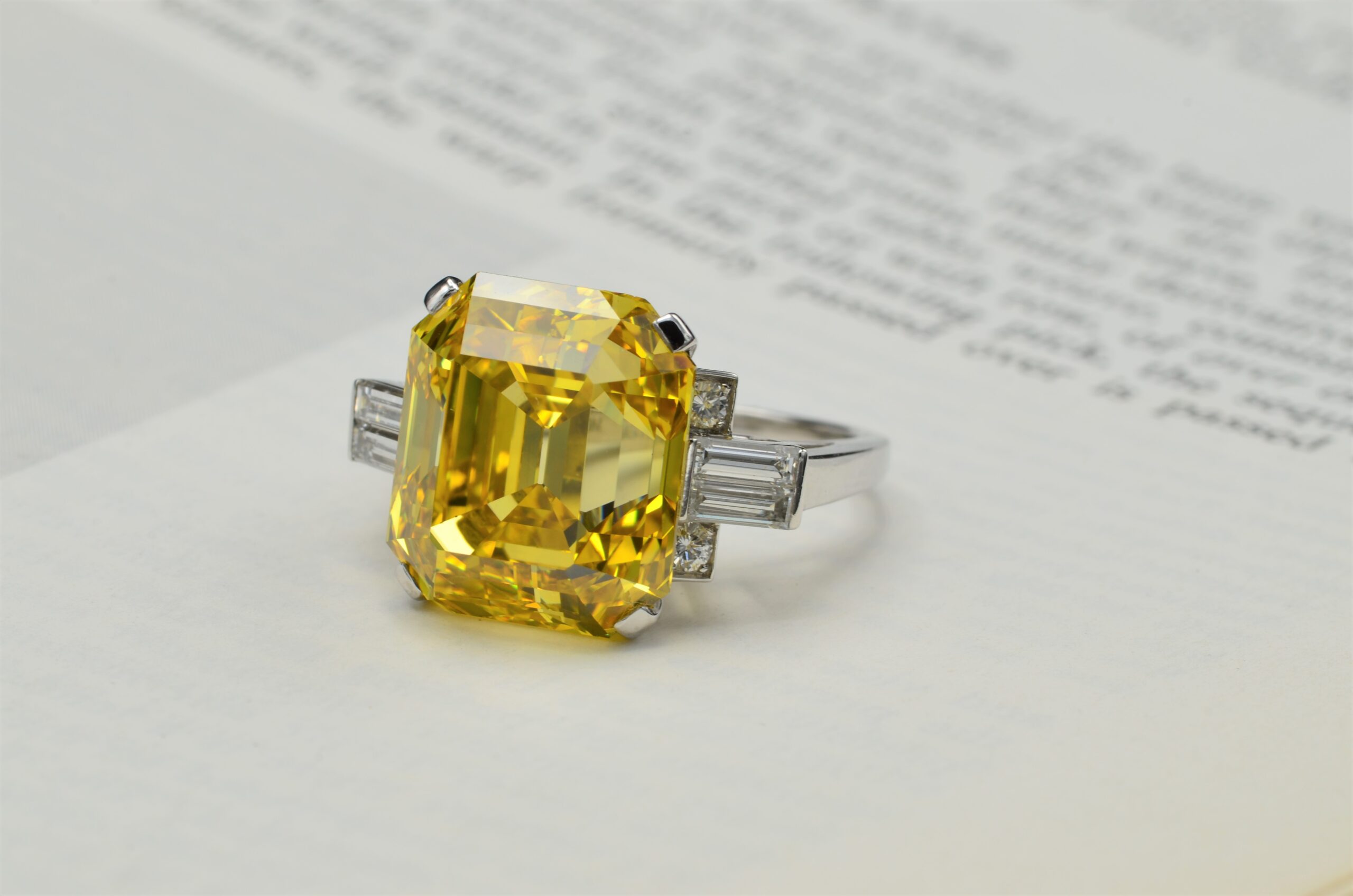 The Amazement: Absolutely Outstanding GIA Graded 19.01 carat Emerald Cut Fancy Vivid Orangy-Yellow Vs2 Diamond Ring - Image 10