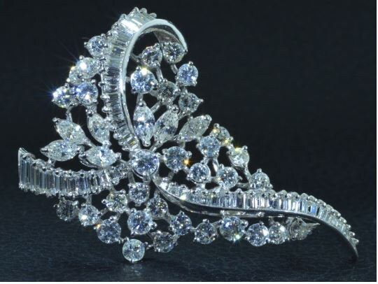 The Harmony: Convertible Brooch with Removable Frame Set with Diamonds - Image 2