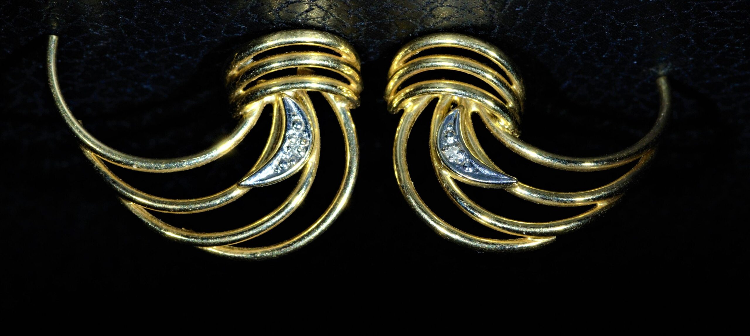 The Tracey: Ladies Vintage Modernist Earrings set With Diamonds in 14 Karat Yellow Gold - Image 3
