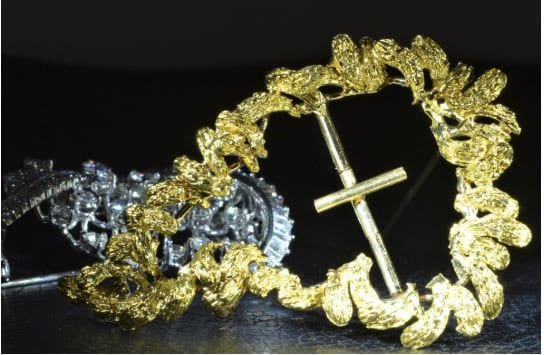 The Harmony: Convertible Brooch with Removable Frame Set with Diamonds - Image 4