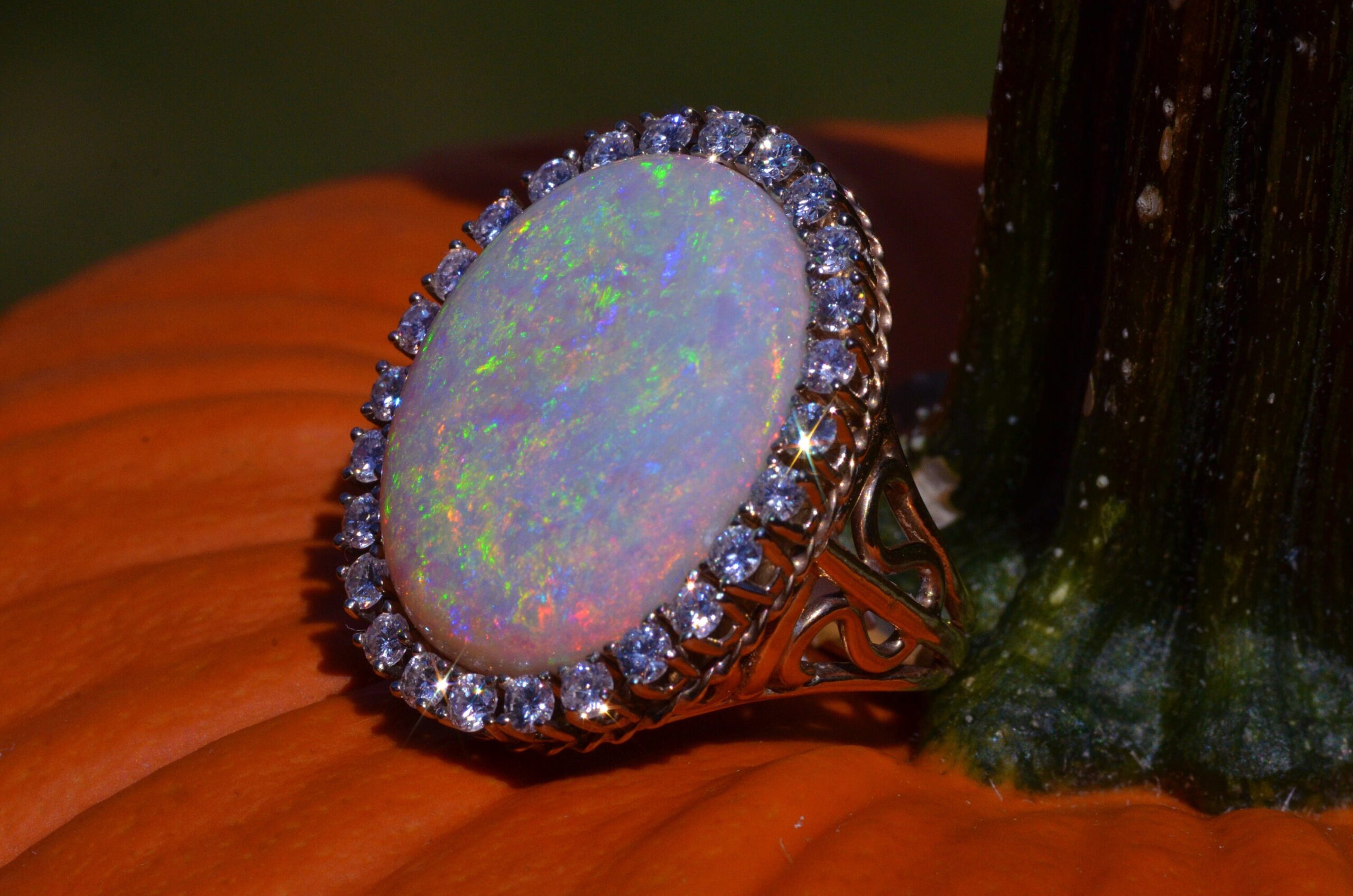 The Lilly: Impressive 14 karat yellow and white gold ring set with a 22 carat Australian opal and diamonds - Image 7