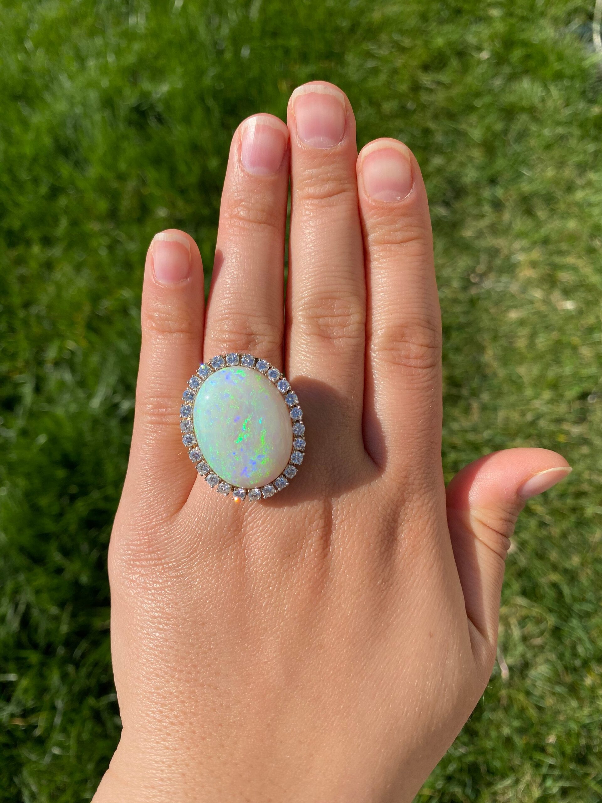 The Lilly: Impressive 14 karat yellow and white gold ring set with a 22 carat Australian opal and diamonds - Image 9