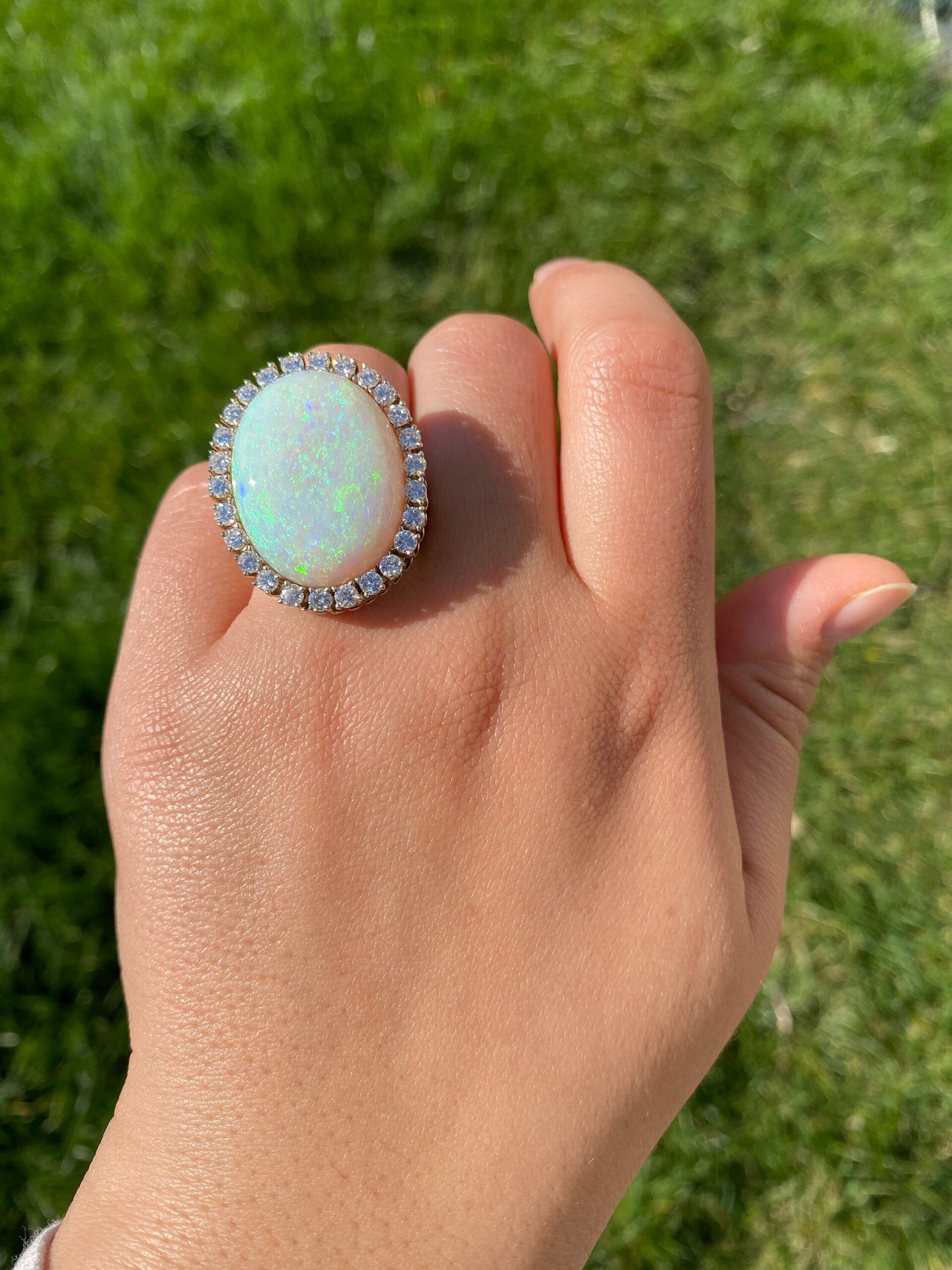 The Lilly: Impressive 14 karat yellow and white gold ring set with a 22 carat Australian opal and diamonds - Image 10