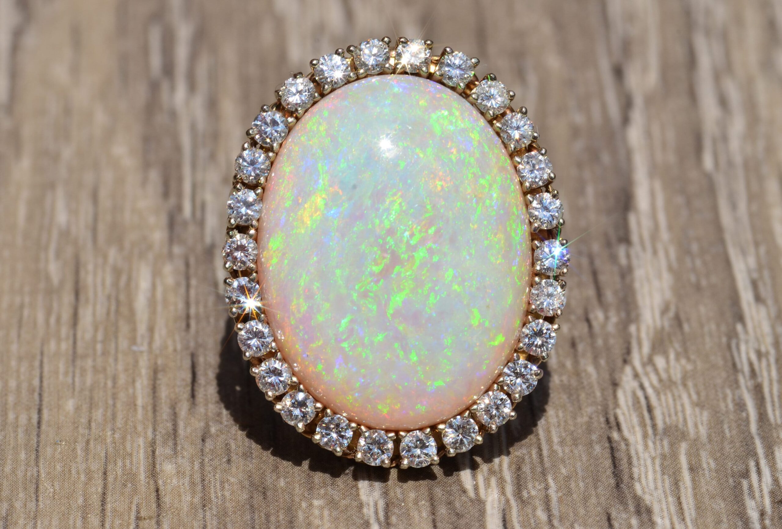 The Lilly: Impressive 14 karat yellow and white gold ring set with a 22 carat Australian opal and diamonds - Image 6