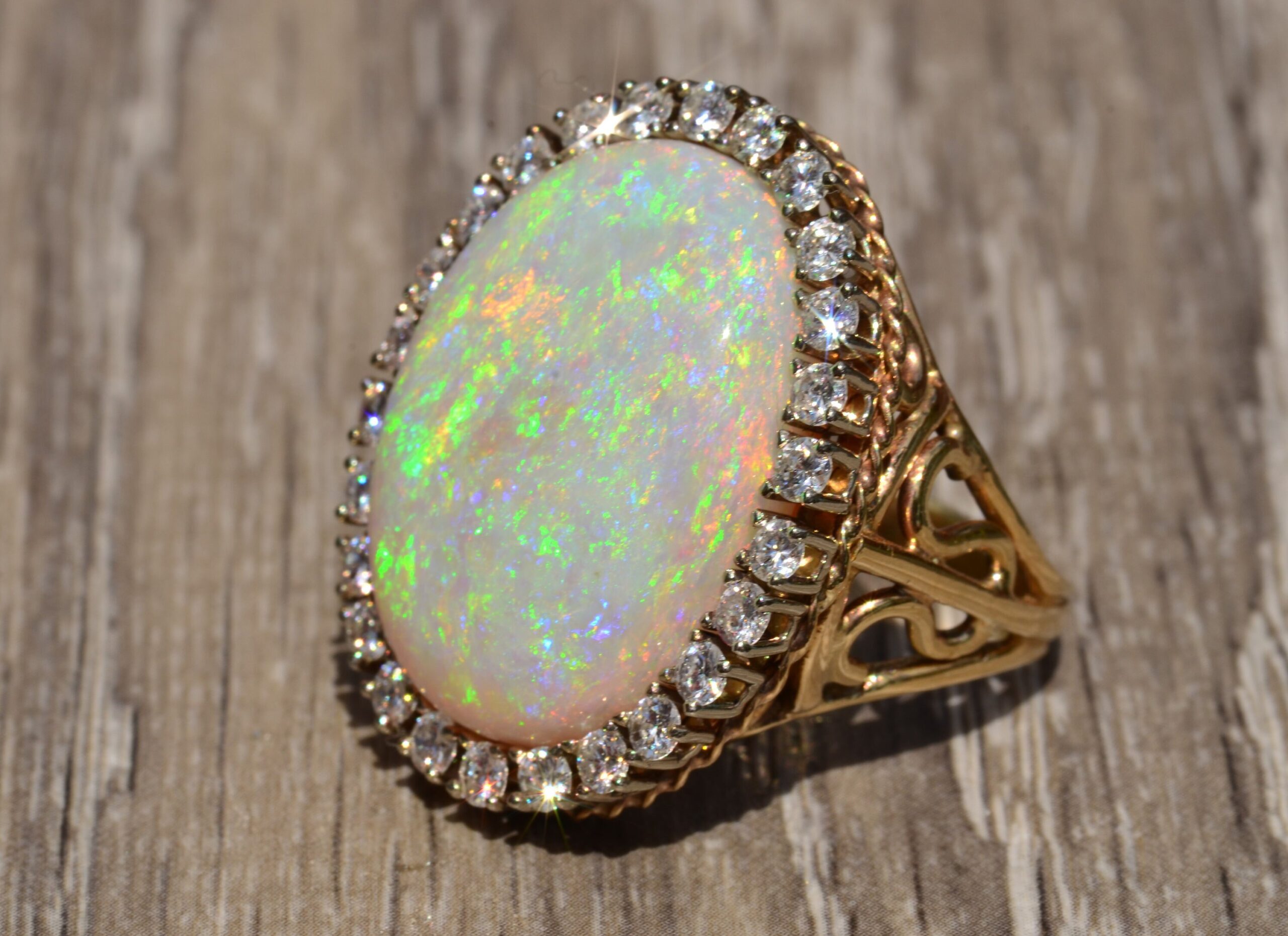 The Lilly: Impressive 14 karat yellow and white gold ring set with a 22 carat Australian opal and diamonds - Image 2