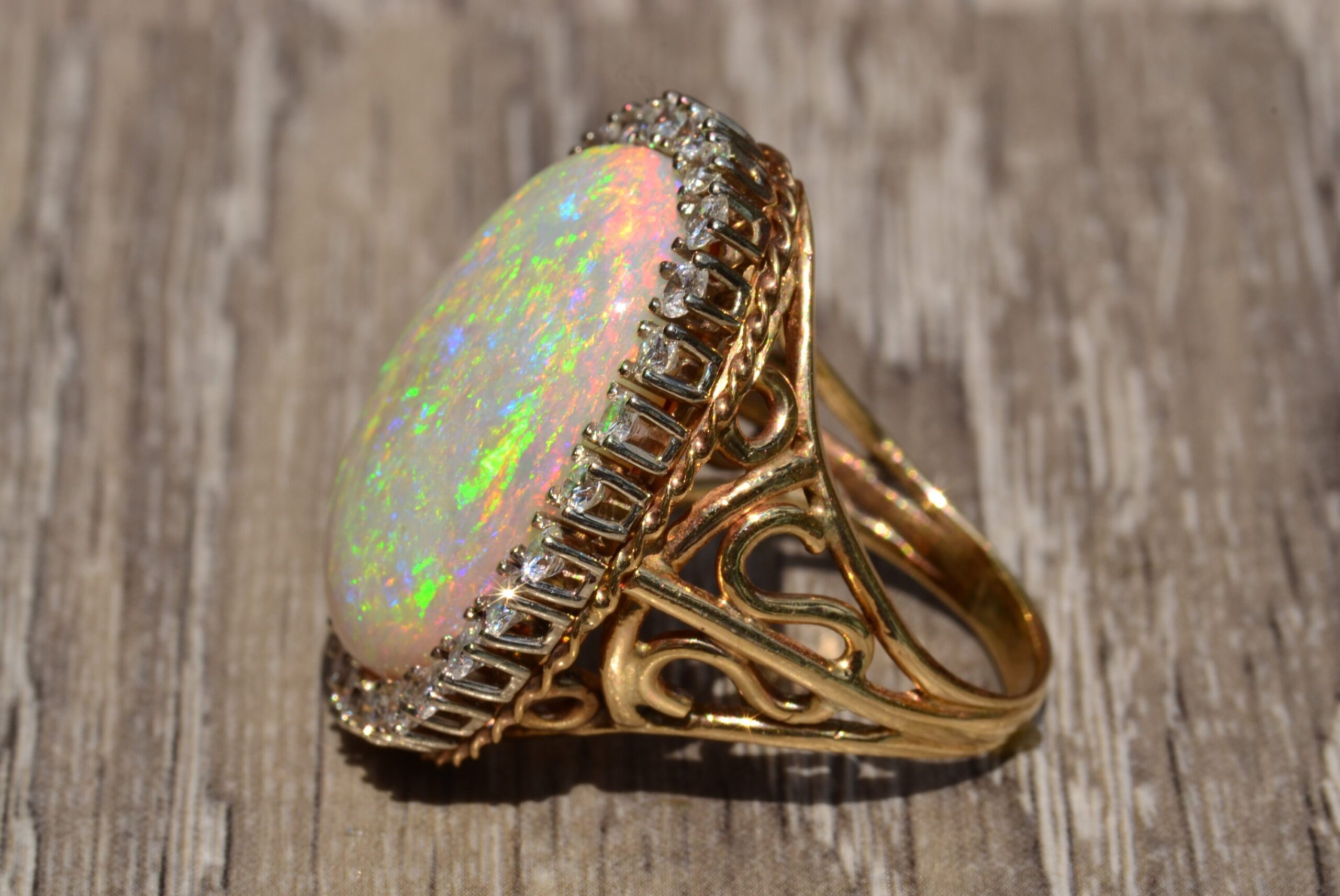 The Lilly: Impressive 14 karat yellow and white gold ring set with a 22 carat Australian opal and diamonds - Image 3