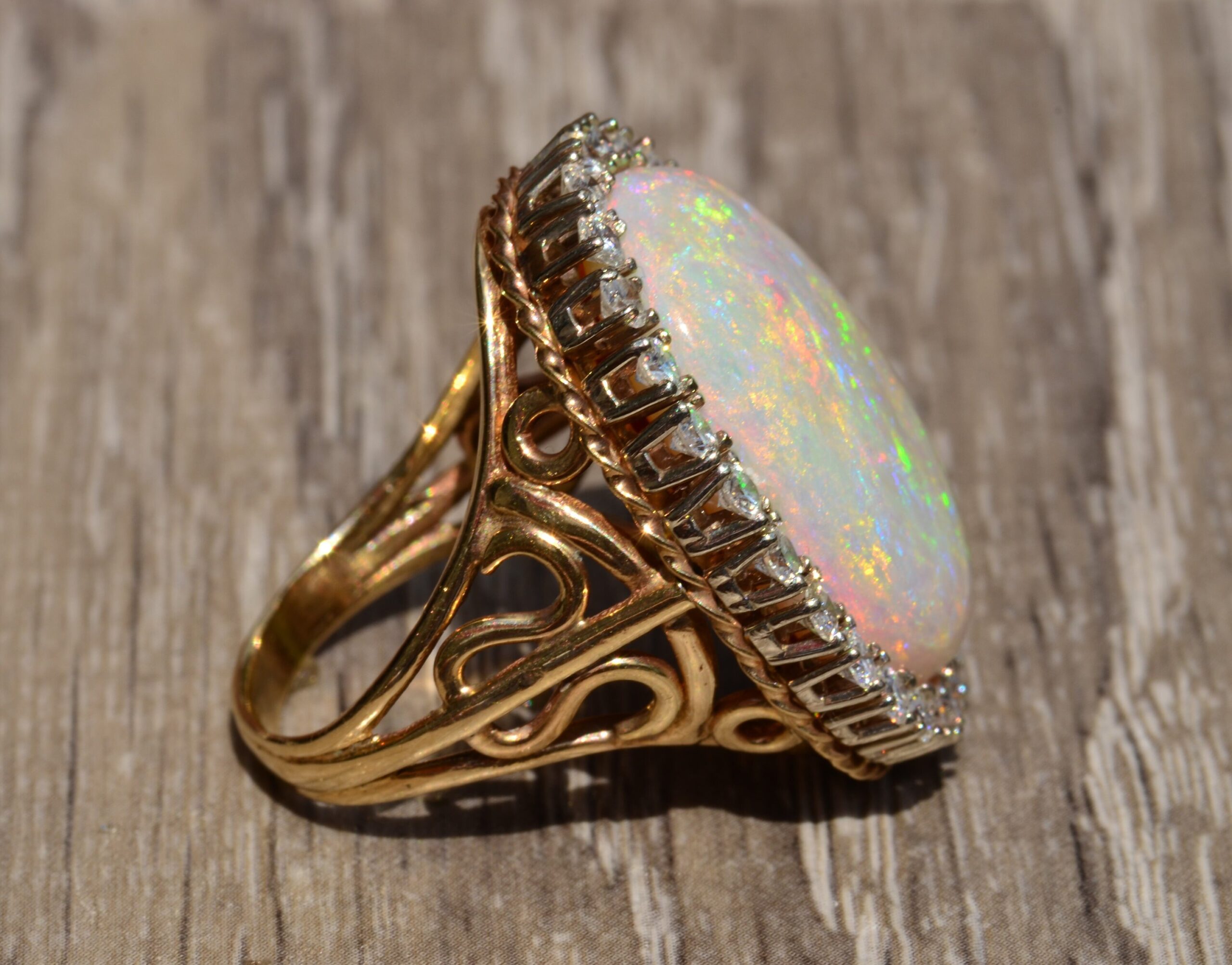 The Lilly: Impressive 14 karat yellow and white gold ring set with a 22 carat Australian opal and diamonds - Image 5