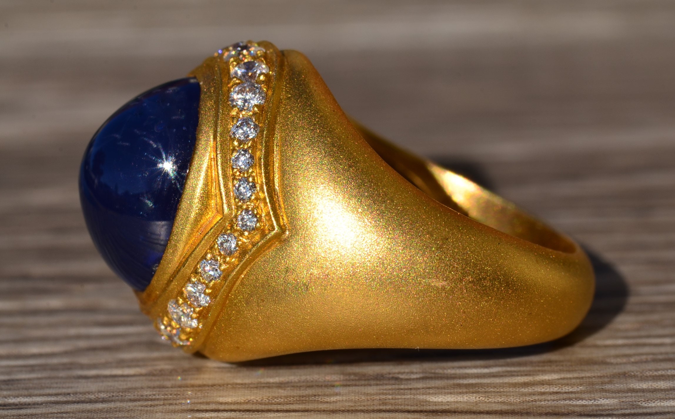 SOLD - Men's Signed Sugarloaf Sapphire and Diamond Ring in 18 K Gold - Image 3