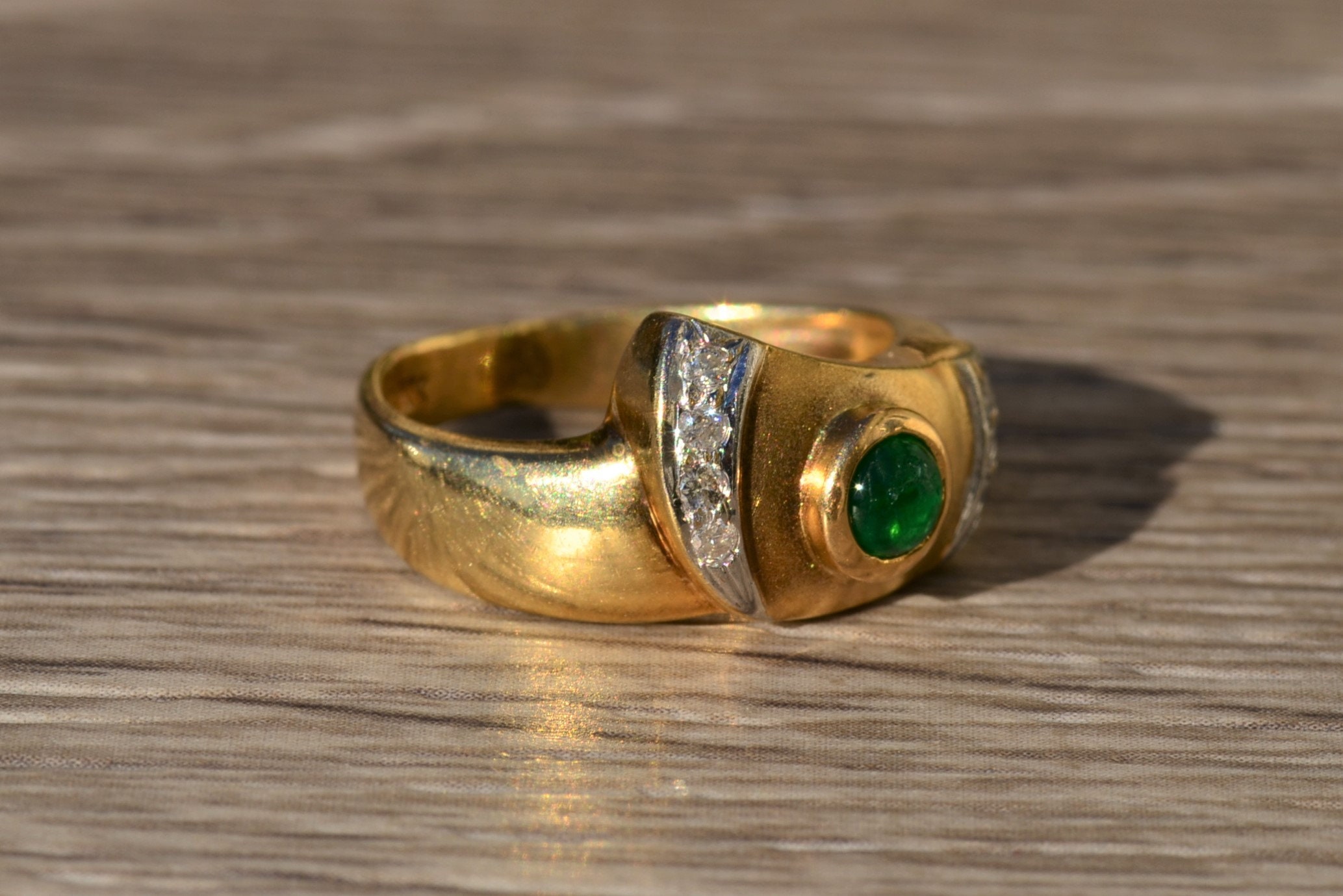 The Teshlar: Ladies Retro Emerald and Diamond Ring in Yellow Gold - Image 5