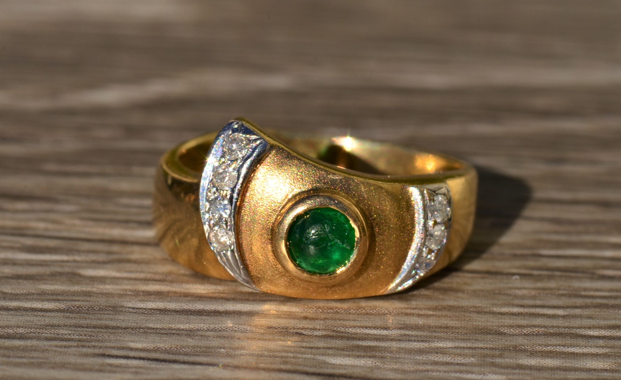 The Teshlar: Ladies Retro Emerald and Diamond Ring in Yellow Gold - Image 6