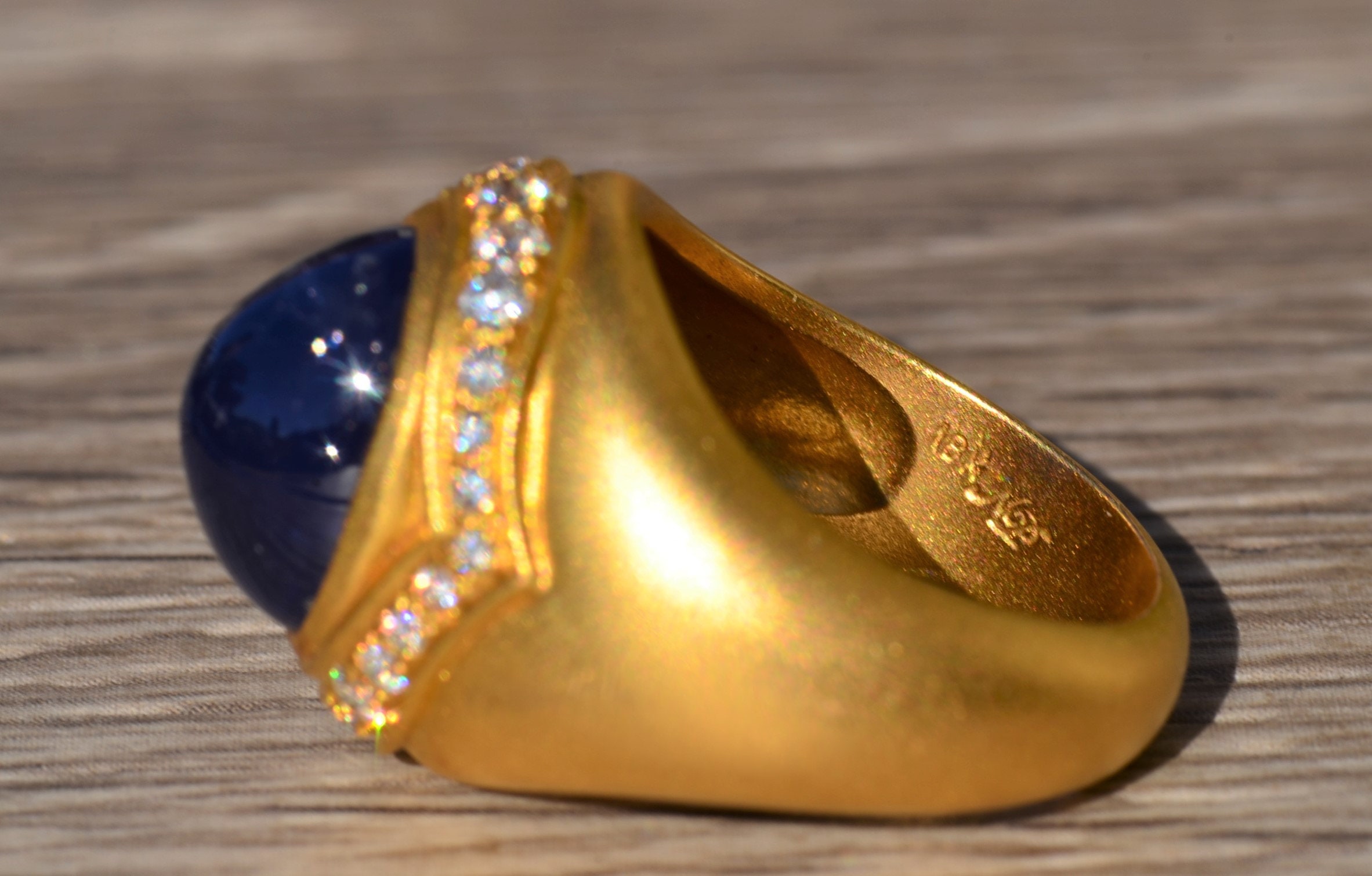 SOLD - Men's Signed Sugarloaf Sapphire and Diamond Ring in 18 K Gold - Image 7