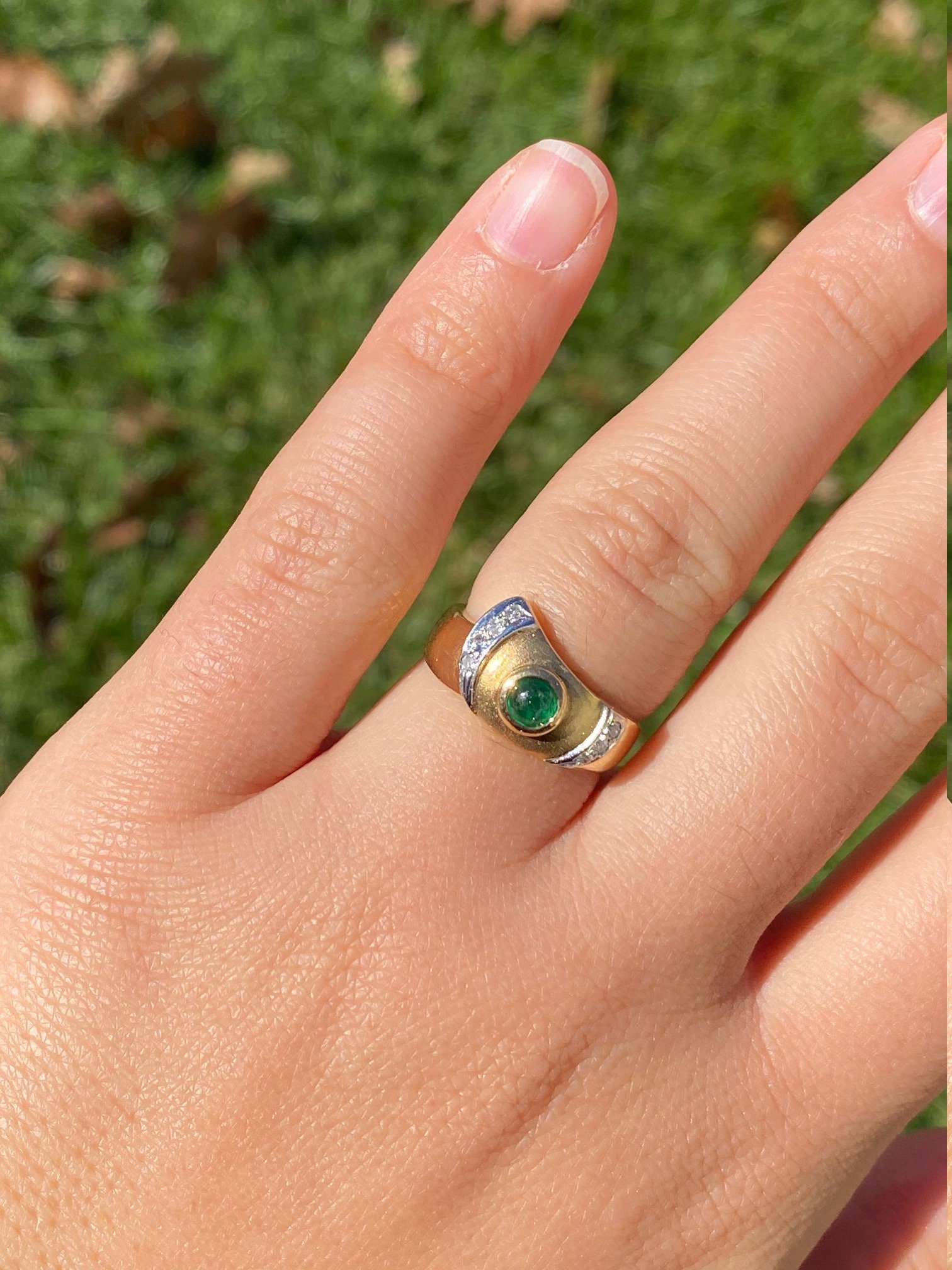The Teshlar: Ladies Retro Emerald and Diamond Ring in Yellow Gold - Image 7