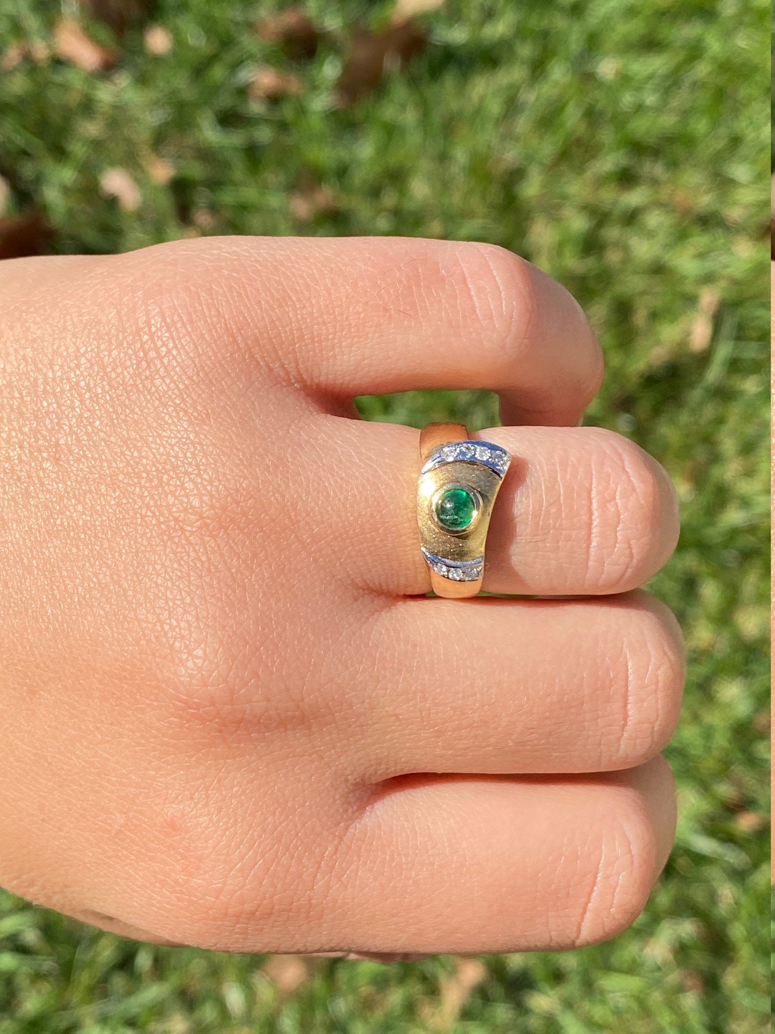 The Teshlar: Ladies Retro Emerald and Diamond Ring in Yellow Gold - Image 8