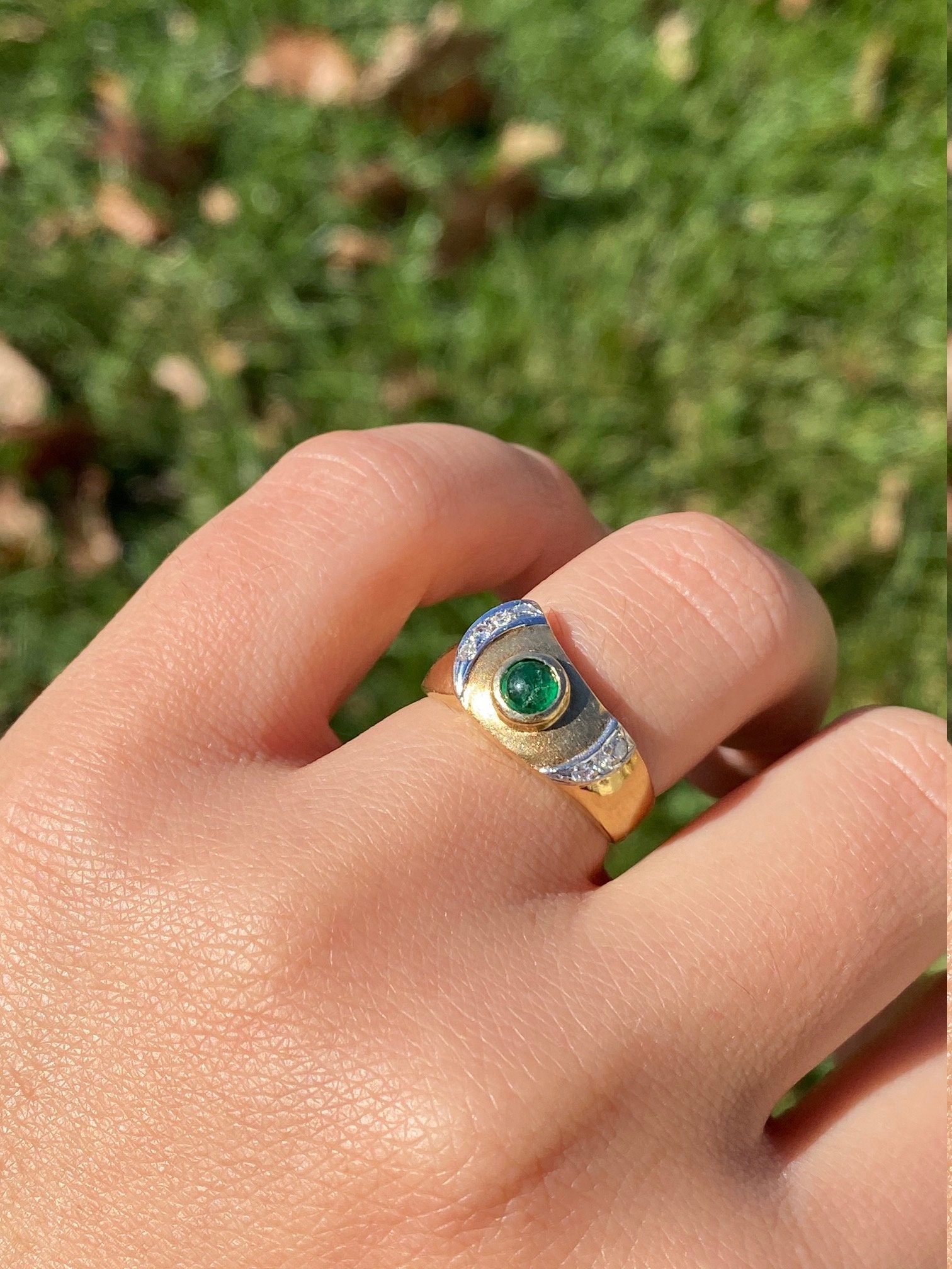 The Teshlar: Ladies Retro Emerald and Diamond Ring in Yellow Gold - Image 9