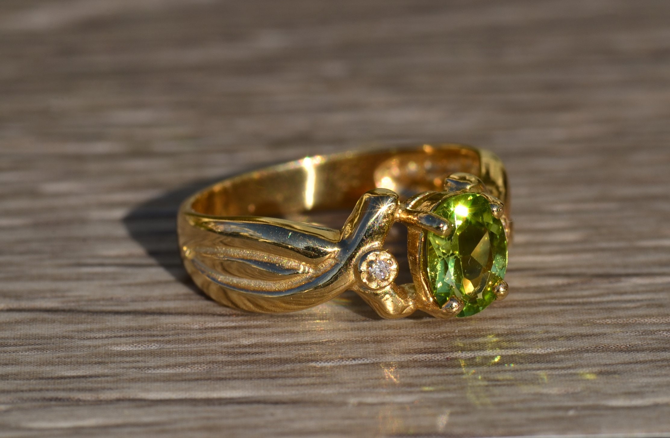 The Teleri: Ladies 14K Peridot and Diamond Twist Ring - Image 5