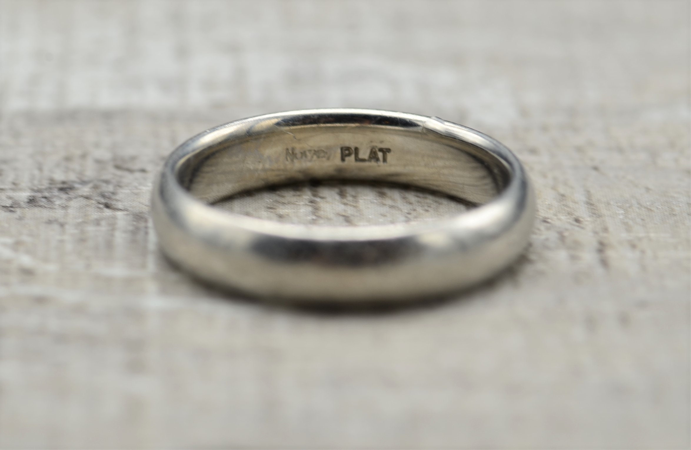 The Oman: Gentleman's Classic Wedding Band in Platinum - Image 2