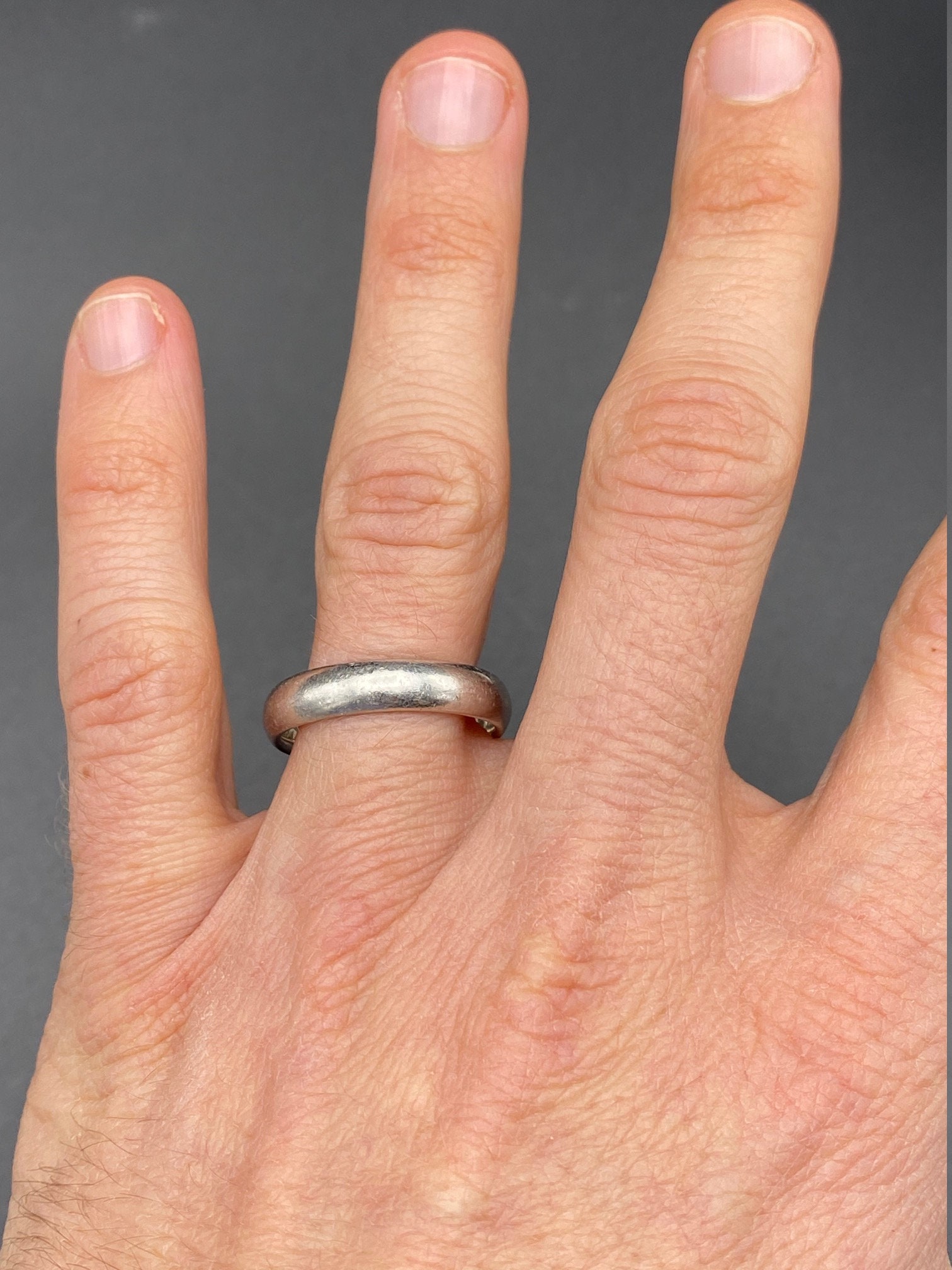 The Oman: Gentleman's Classic Wedding Band in Platinum - Image 3