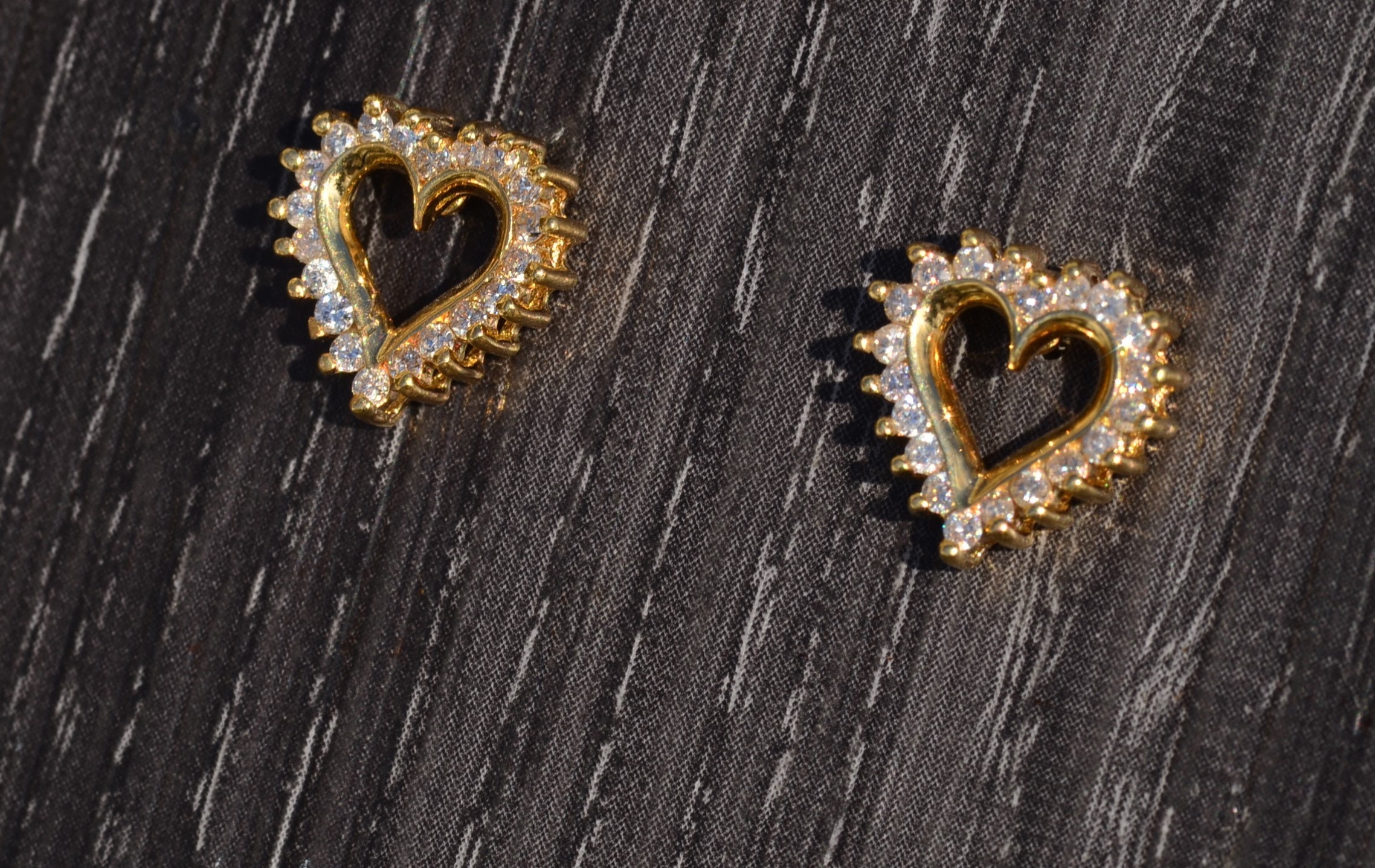 The Avalbanes: Ladies 14K Diamond Heart Stud Earrings - Image 2
