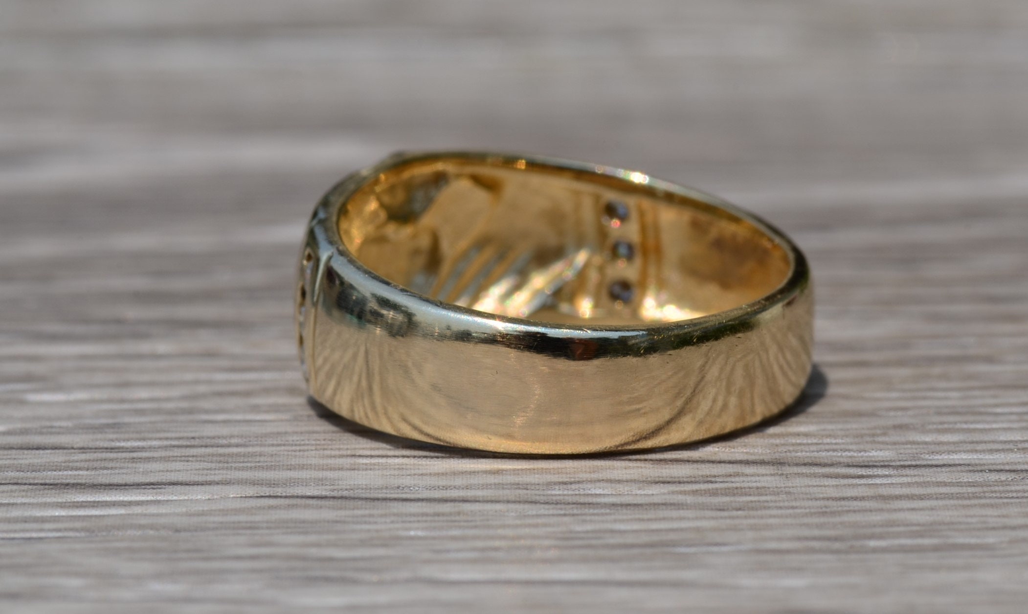SOLD - The Briar: Gentlemen's Claddagh Ring in 14K Gold set with Diamonds - Image 3