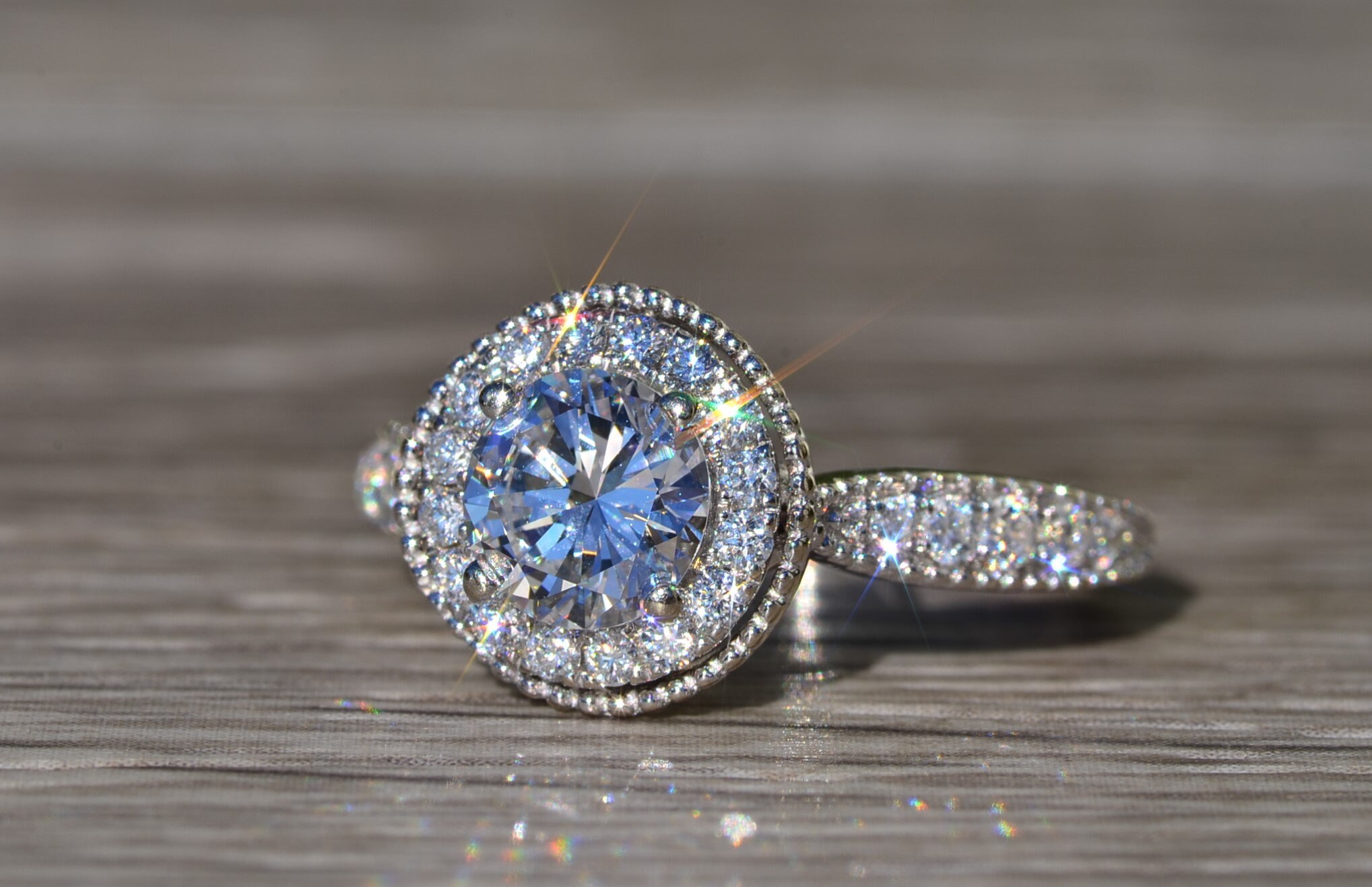 The Beulah Village: Ladies 18K White Gold Engagement Ring set with 0.88 CT Diamond - Image 3