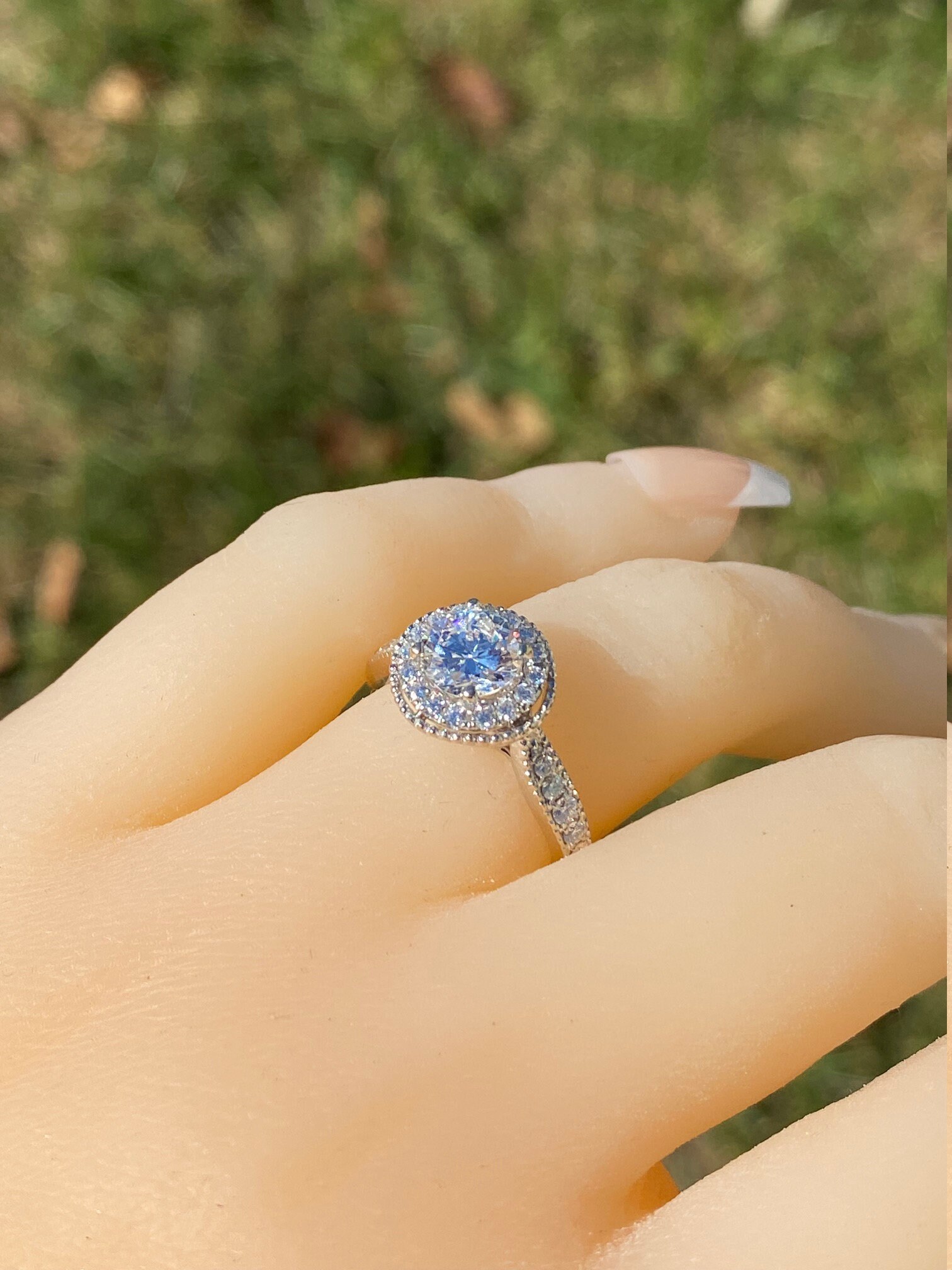 The Beulah Village: Ladies 18K White Gold Engagement Ring set with 0.88 CT Diamond - Image 10