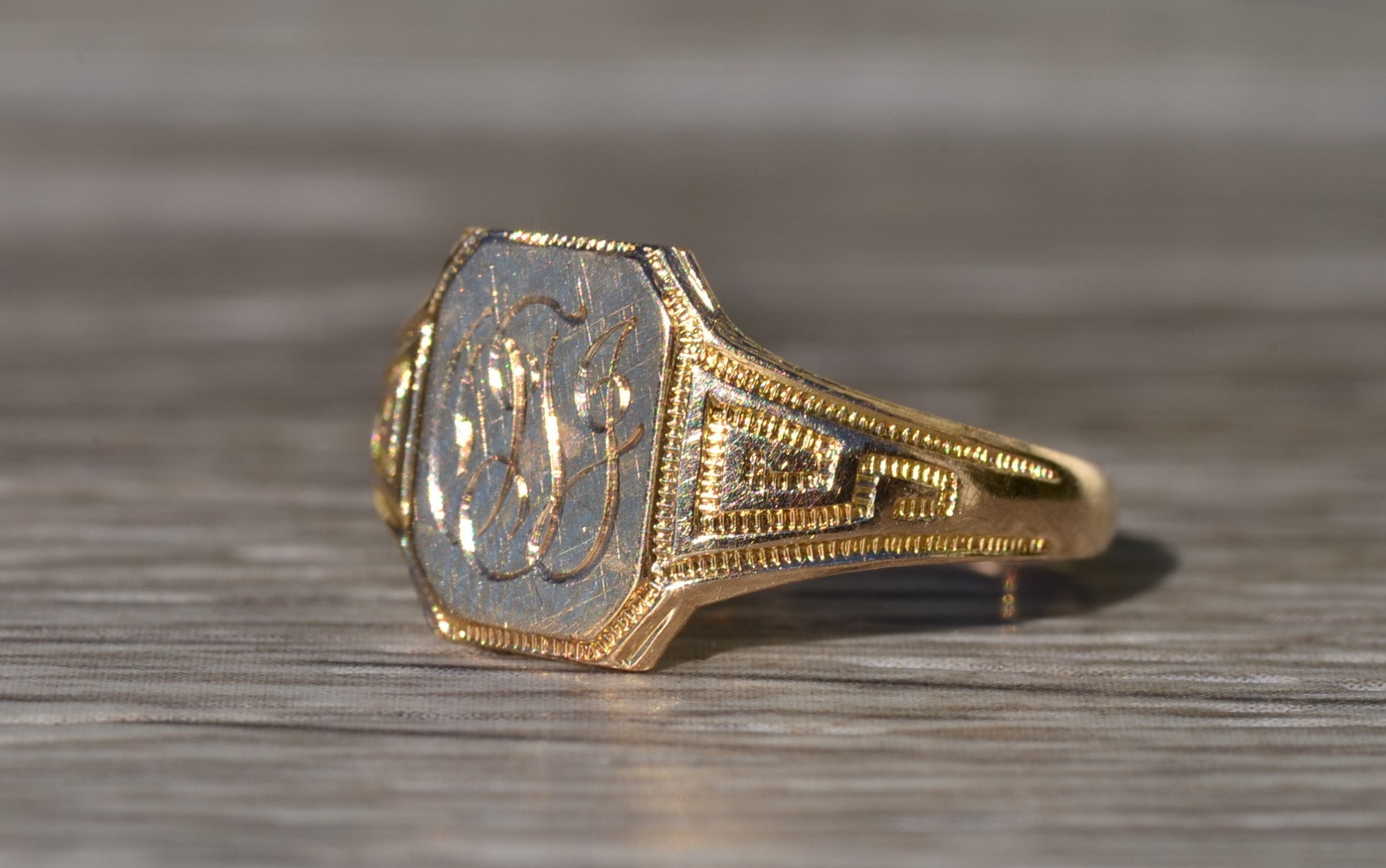 The Manistee: Ladies Antique Yellow Gold Engraved Ring - Image 3