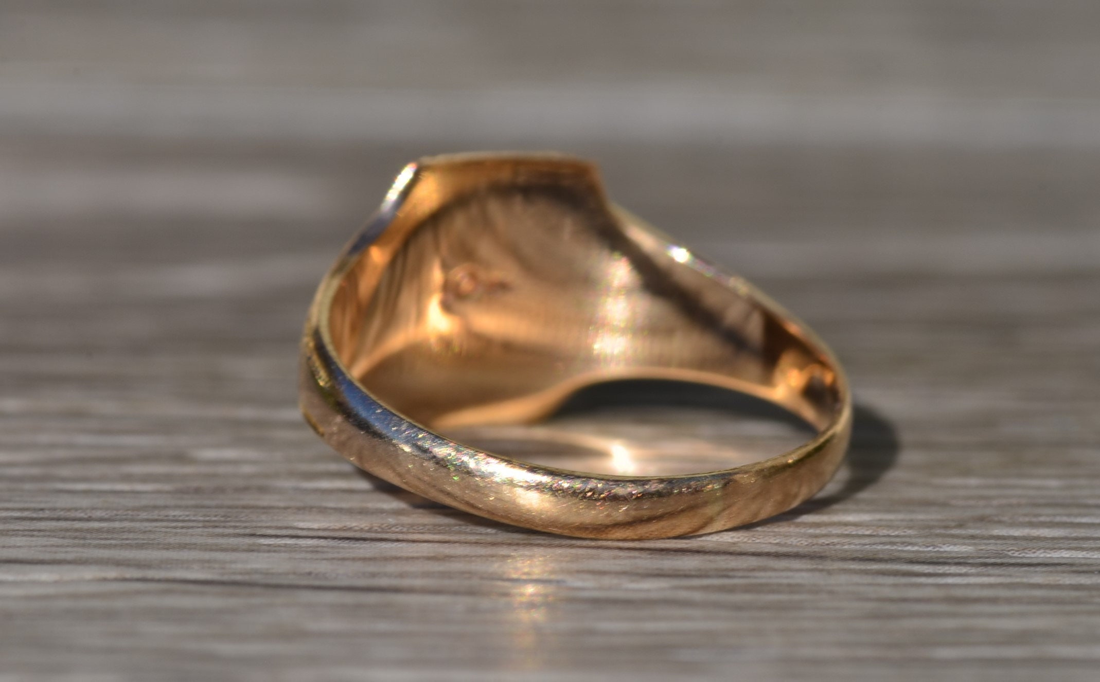The Manistee: Ladies Antique Yellow Gold Engraved Ring - Image 4