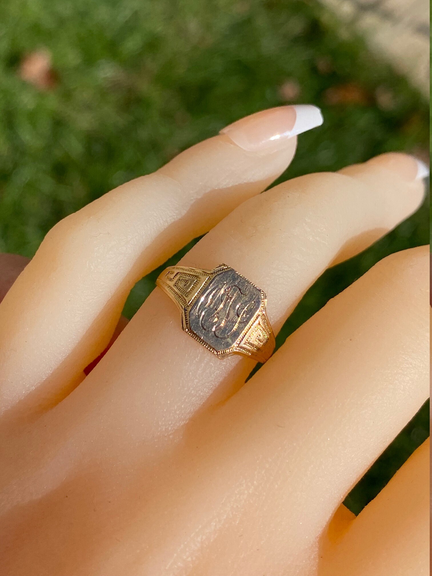 The Manistee: Ladies Antique Yellow Gold Engraved Ring - Image 9