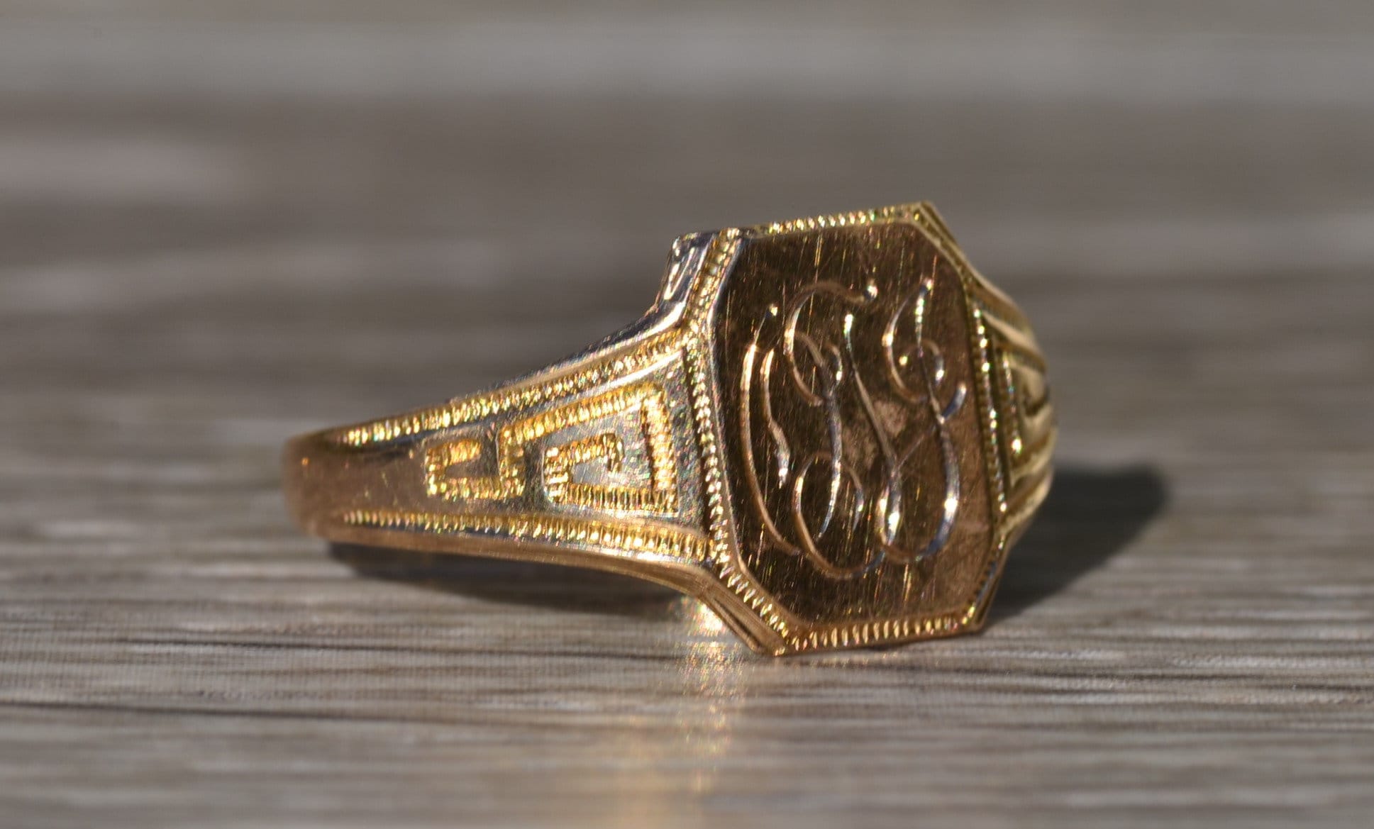 The Manistee: Ladies Antique Yellow Gold Engraved Ring - Image 6