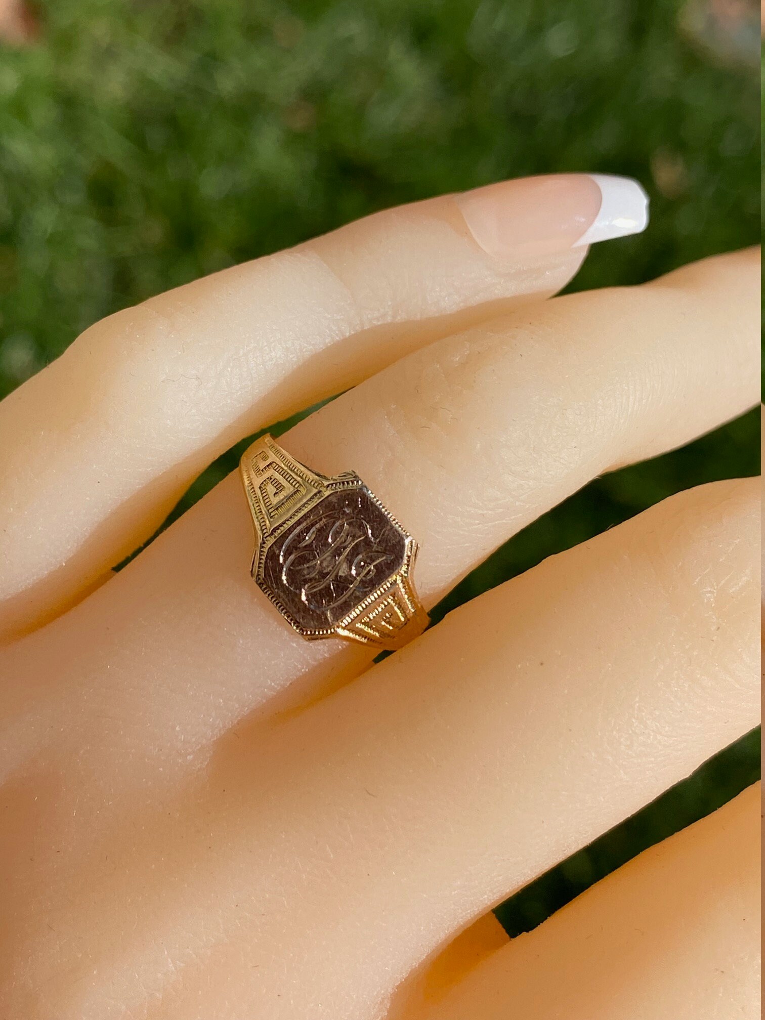 The Manistee: Ladies Antique Yellow Gold Engraved Ring - Image 8