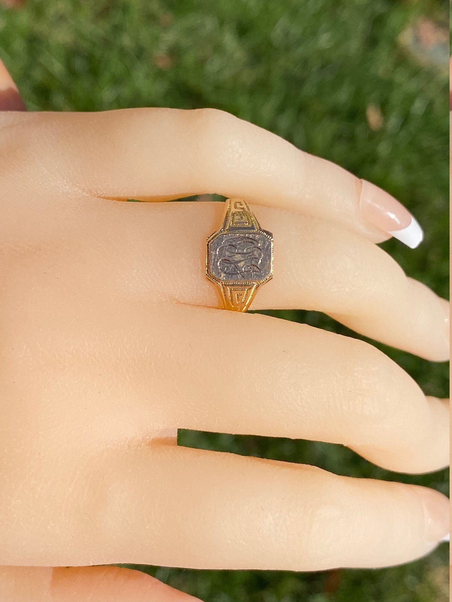 The Manistee: Ladies Antique Yellow Gold Engraved Ring - Image 10