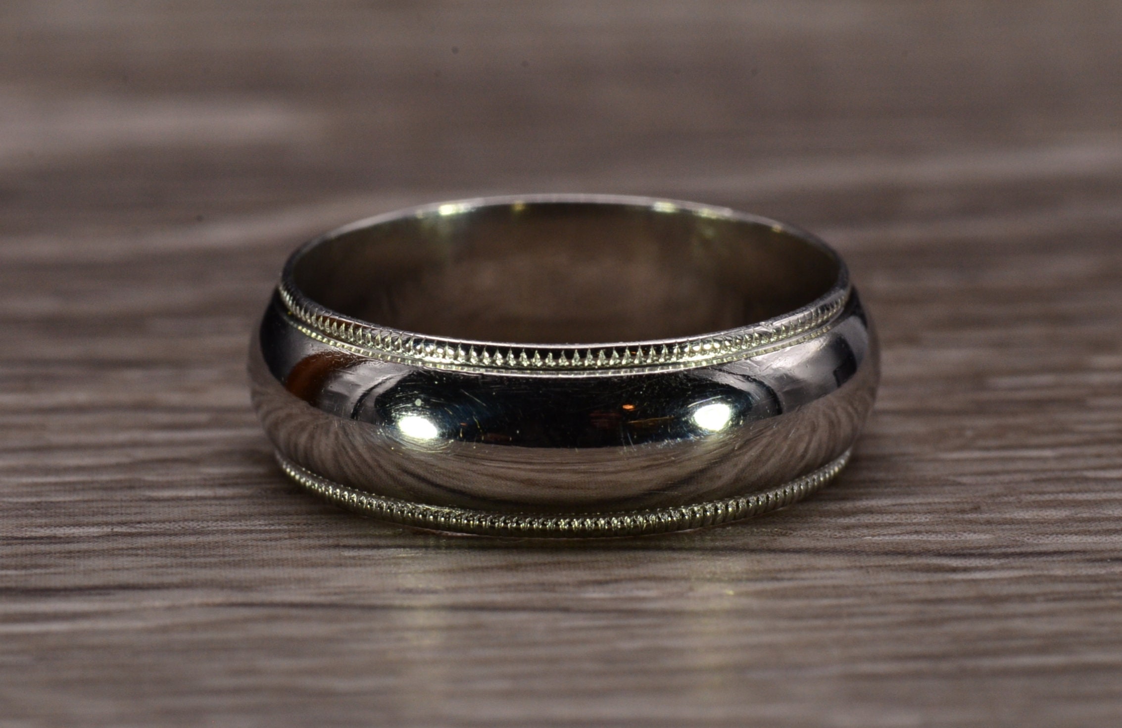 Men's Milgrain Classic Fit Platinum Wedding Band - Image 3