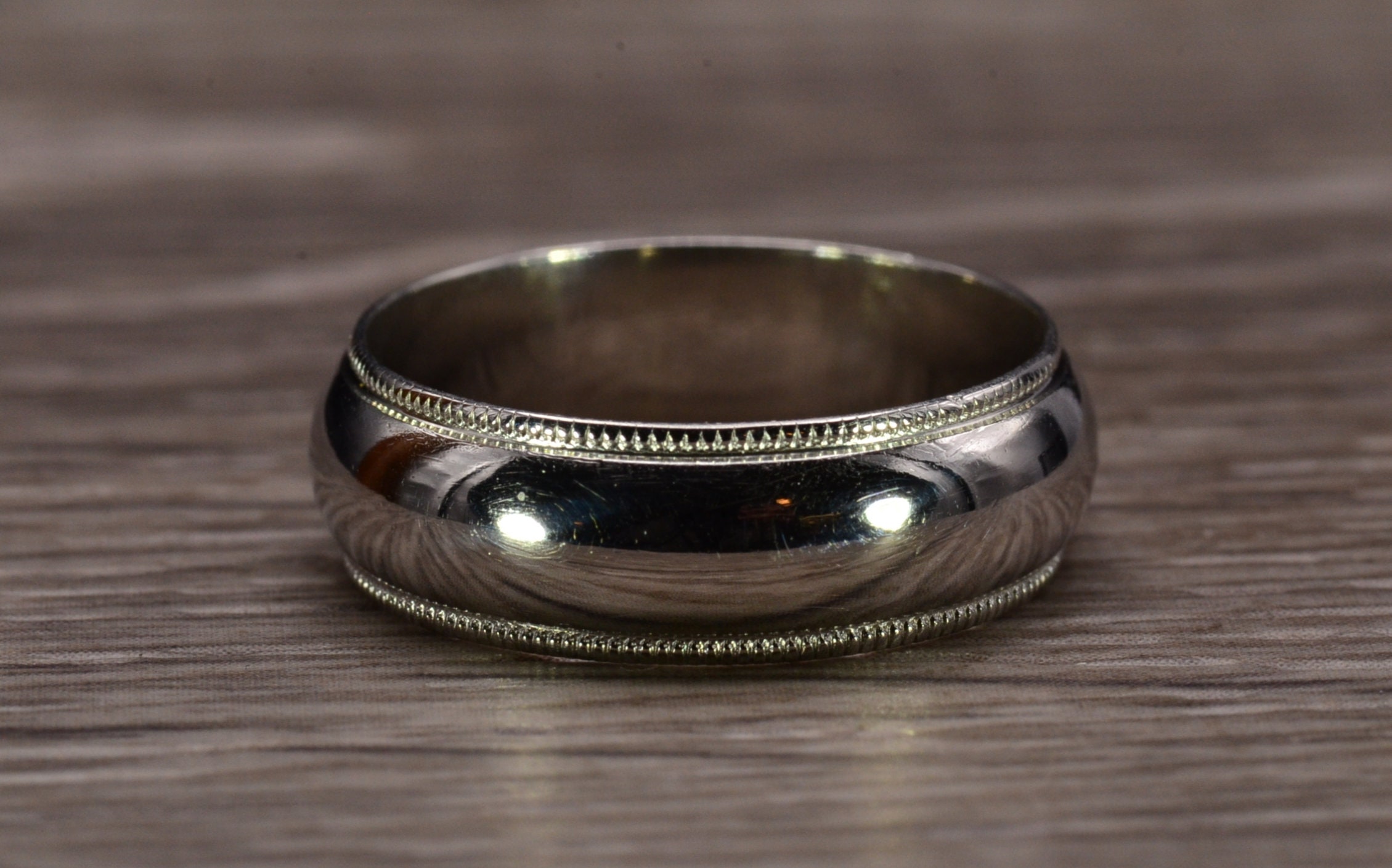 Men's Milgrain Classic Fit Platinum Wedding Band - Image 2