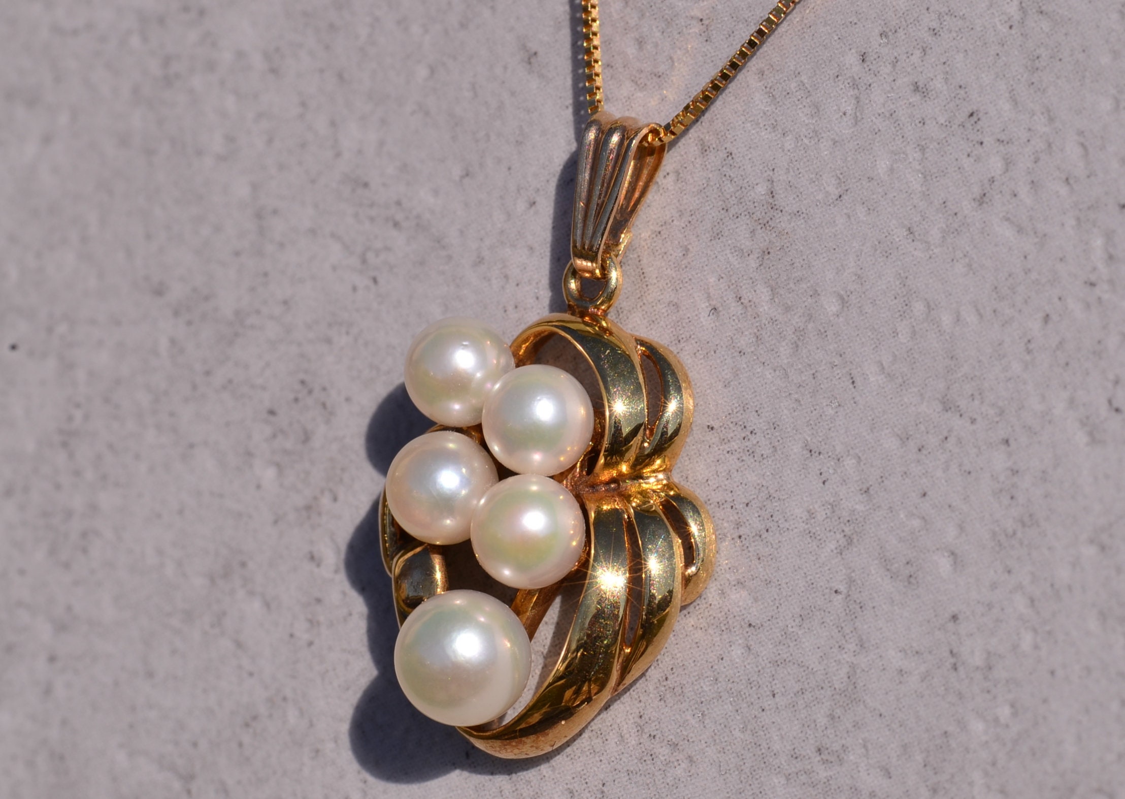 The Elgin: Contemporary Pearl Pendant in Yellow Gold - Image 3
