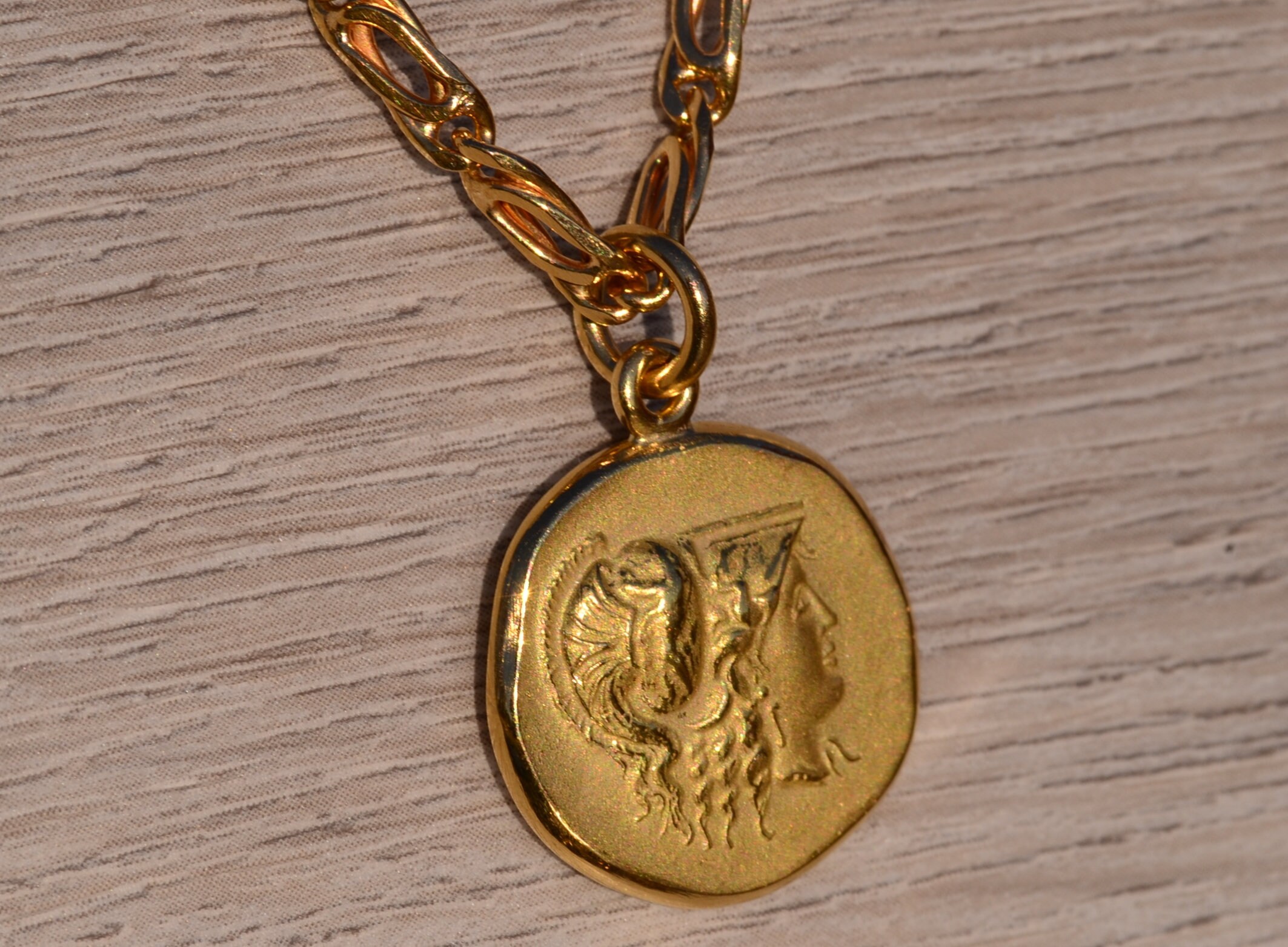 The New London: 22 Karat Gold Necklace with Soldier Pendant - Image 3