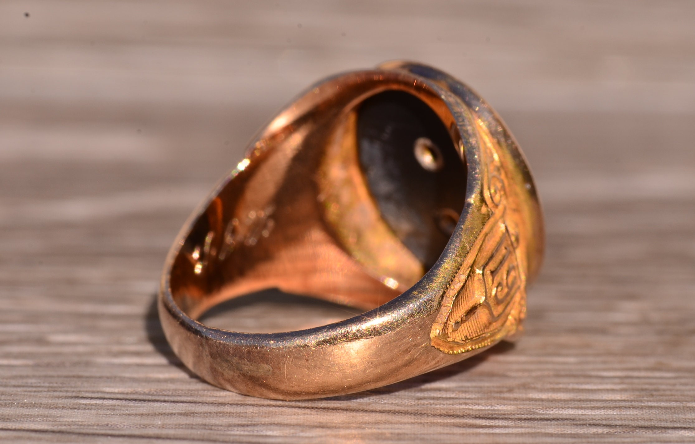 The El Cajon: Circa 1946 Onyx Ring in Yellow Gold with Native American Center Piece - Image 5