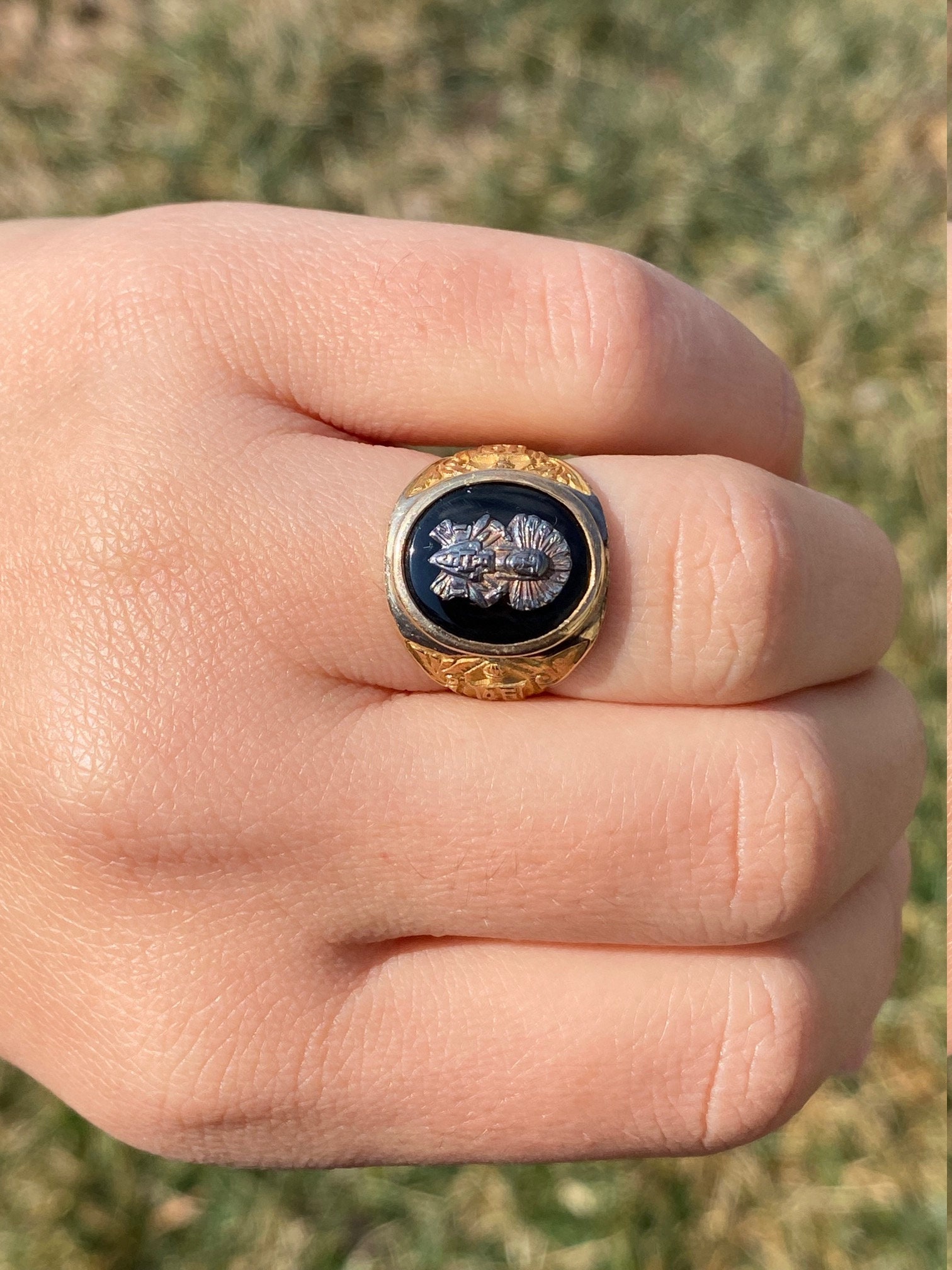 The El Cajon: Circa 1946 Onyx Ring in Yellow Gold with Native American Center Piece - Image 10