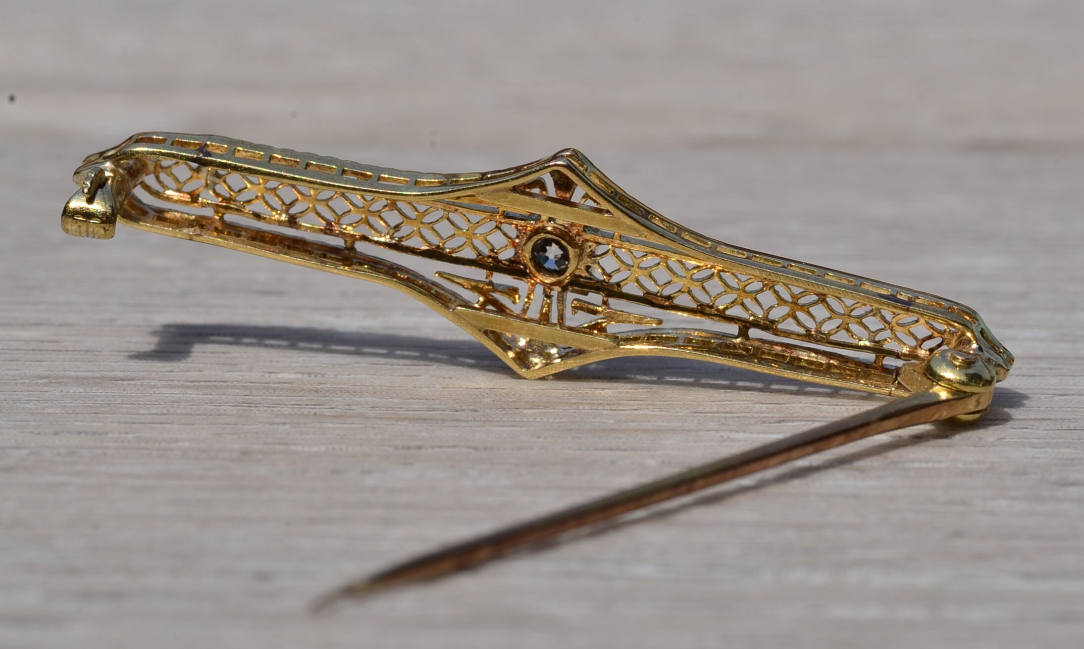 The La Honda: Antique Platinum Topped Filigree Brooch in Yellow Gold With Diamond - Image 3