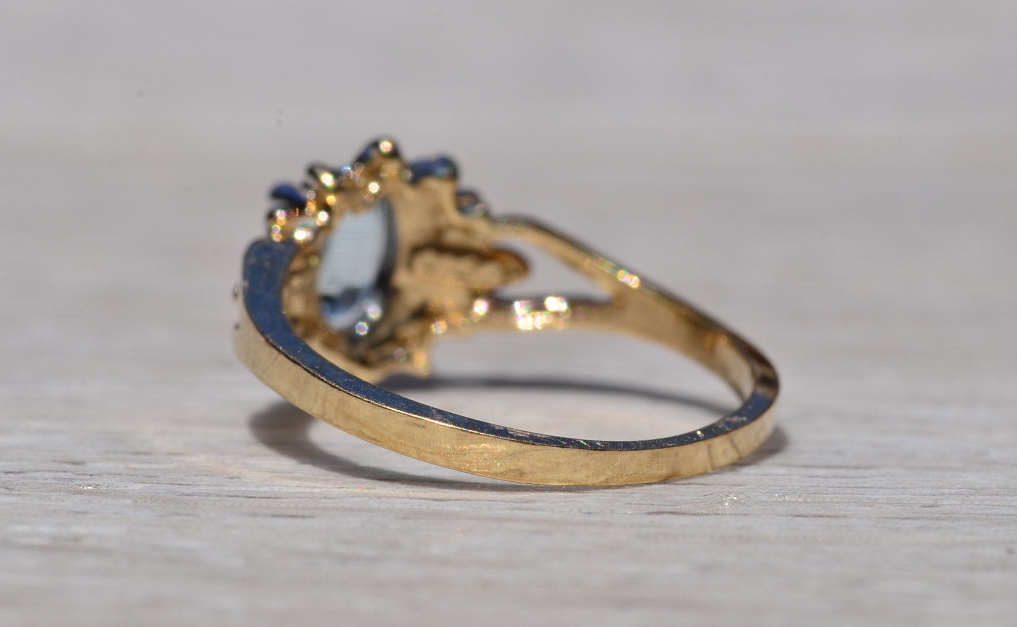 The Del Rey: Aquamarine and Diamond Ring in Yellow Gold - Image 4