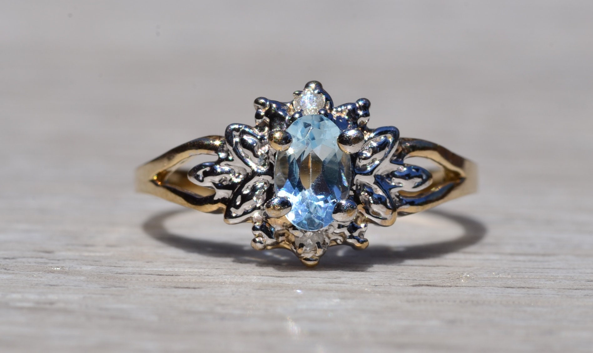 The Del Rey: Aquamarine and Diamond Ring in Yellow Gold - Image 2